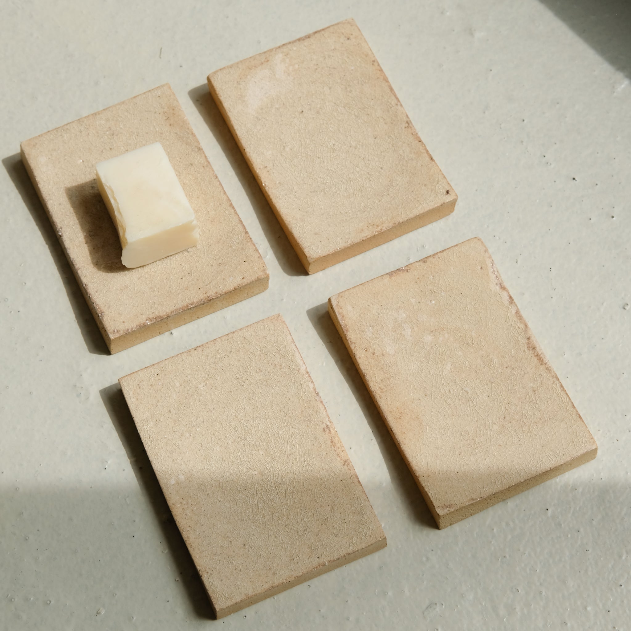 Porte-savon en grès L 13cm - beige vanille d'Atelier Anima chez Brutal Ceramics