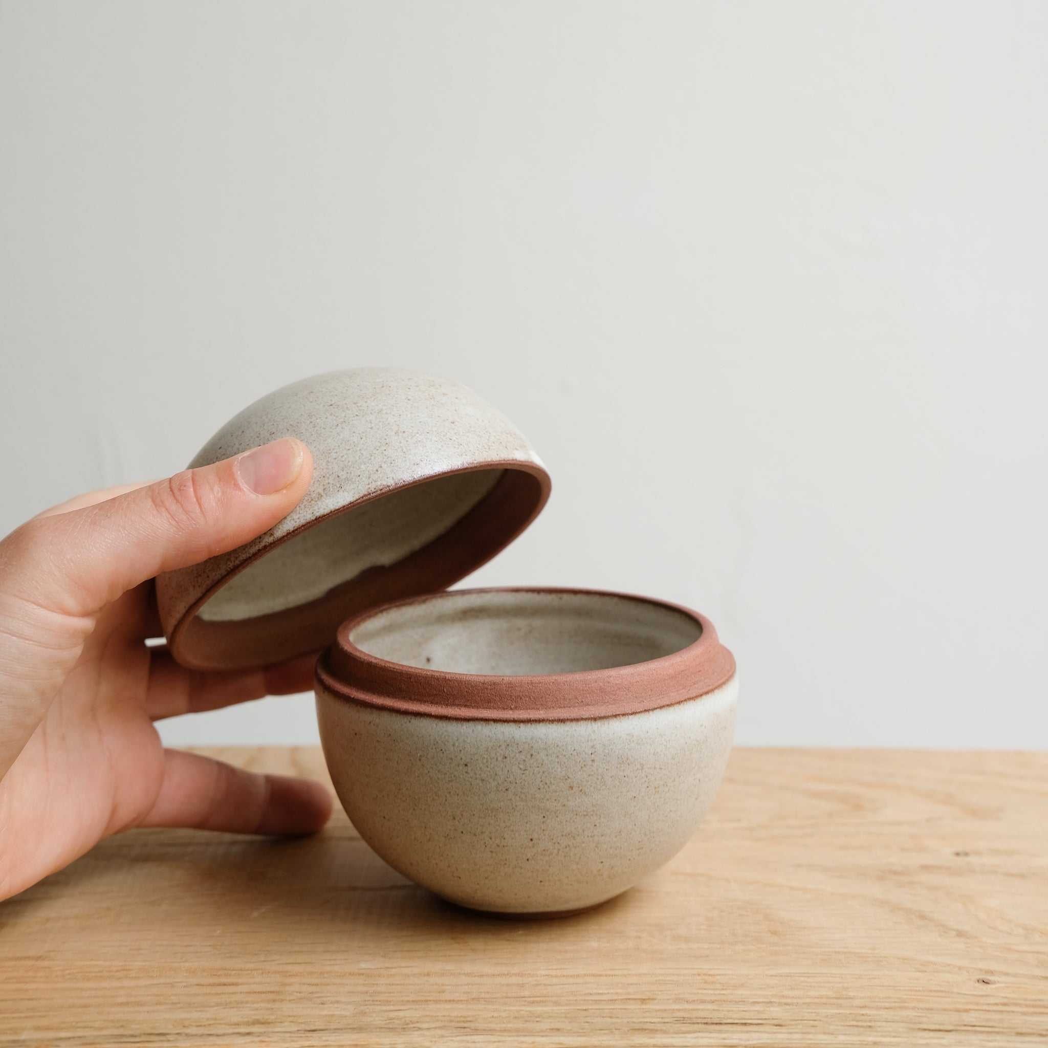 Boite S en grès H 9cm - blanc laiteux de Celine Fischer chez Brutal Ceramics