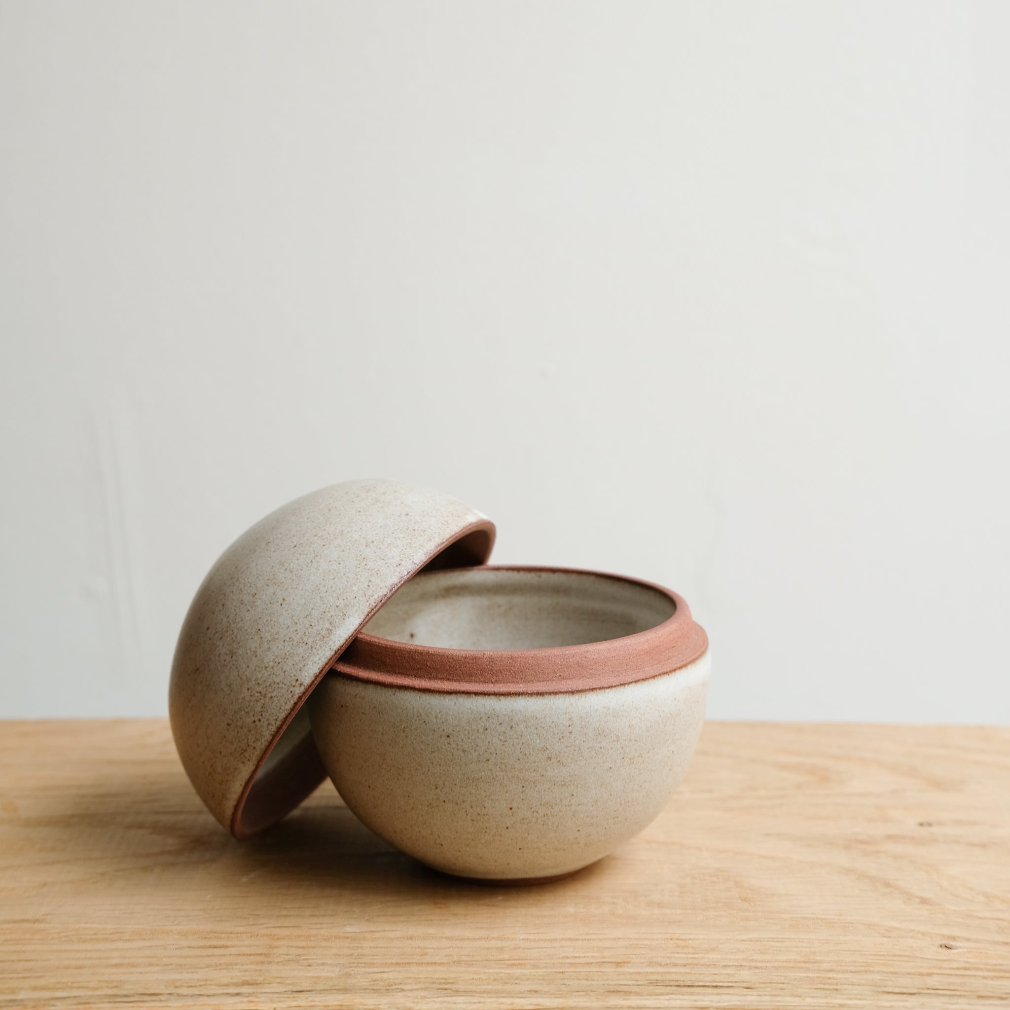 Boite S en grès H 9cm - blanc laiteux de Celine Fischer chez Brutal Ceramics