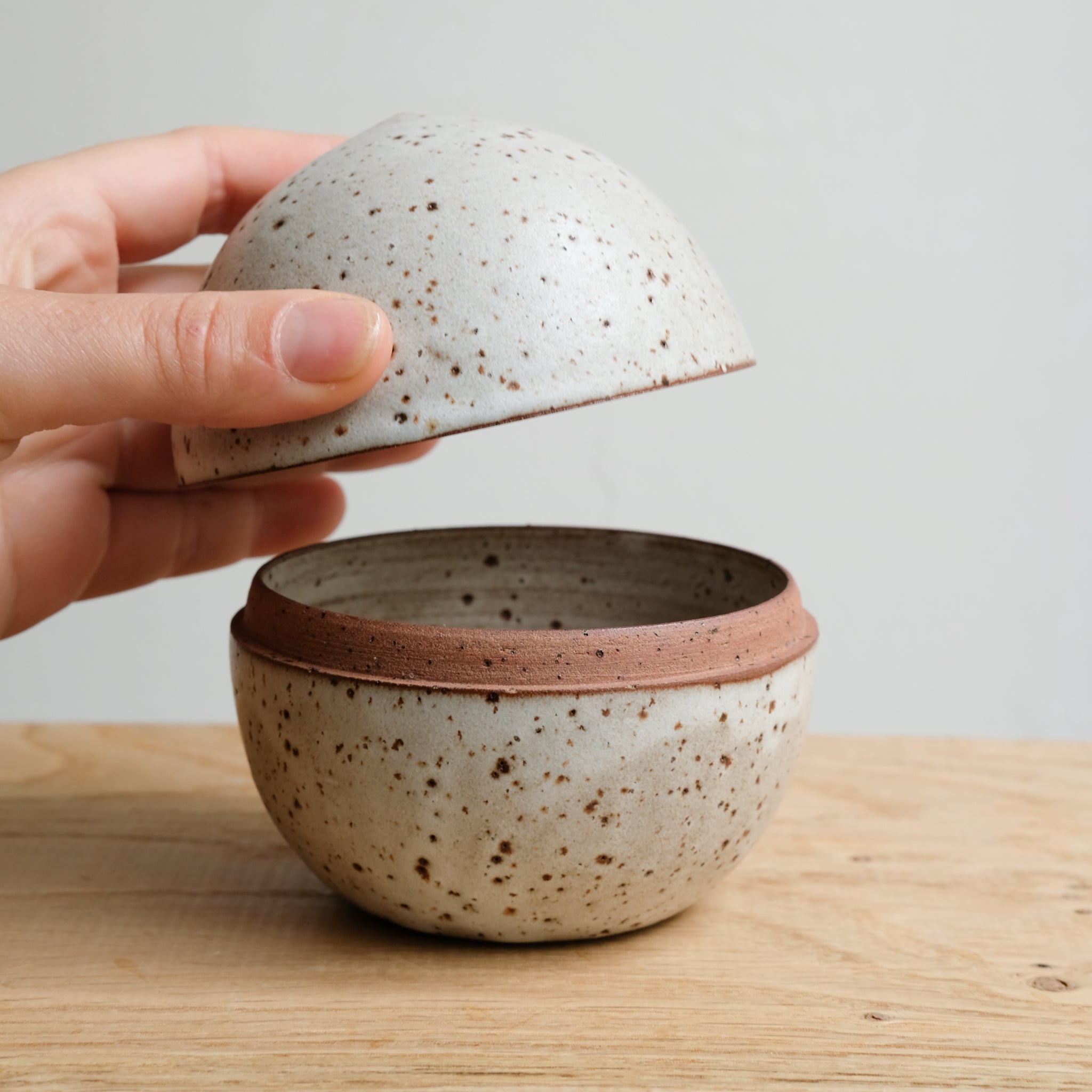 Boite M en grès H 9,5cm - blanc laiteux tachetée de Celine Fischer chez Brutal Ceramics