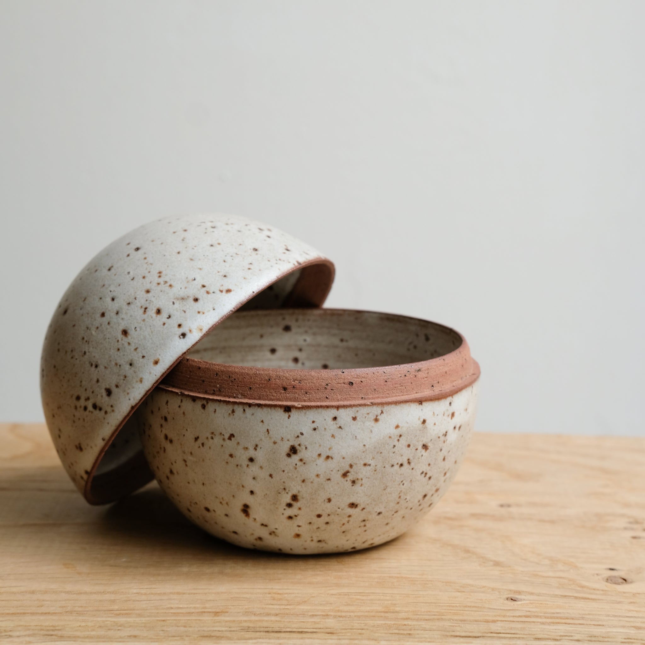 Boite M en grès H 9,5cm - blanc laiteux tachetée de Celine Fischer chez Brutal Ceramics