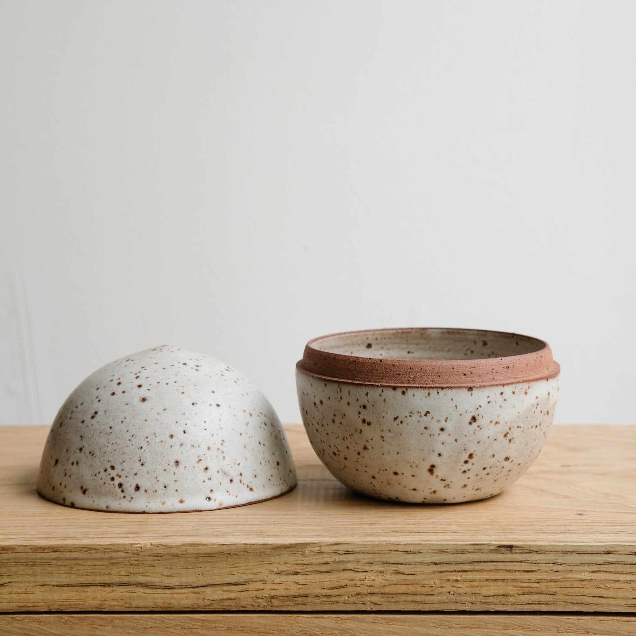 Boite M en grès H 9,5cm - blanc laiteux tachetée de Celine Fischer chez Brutal Ceramics