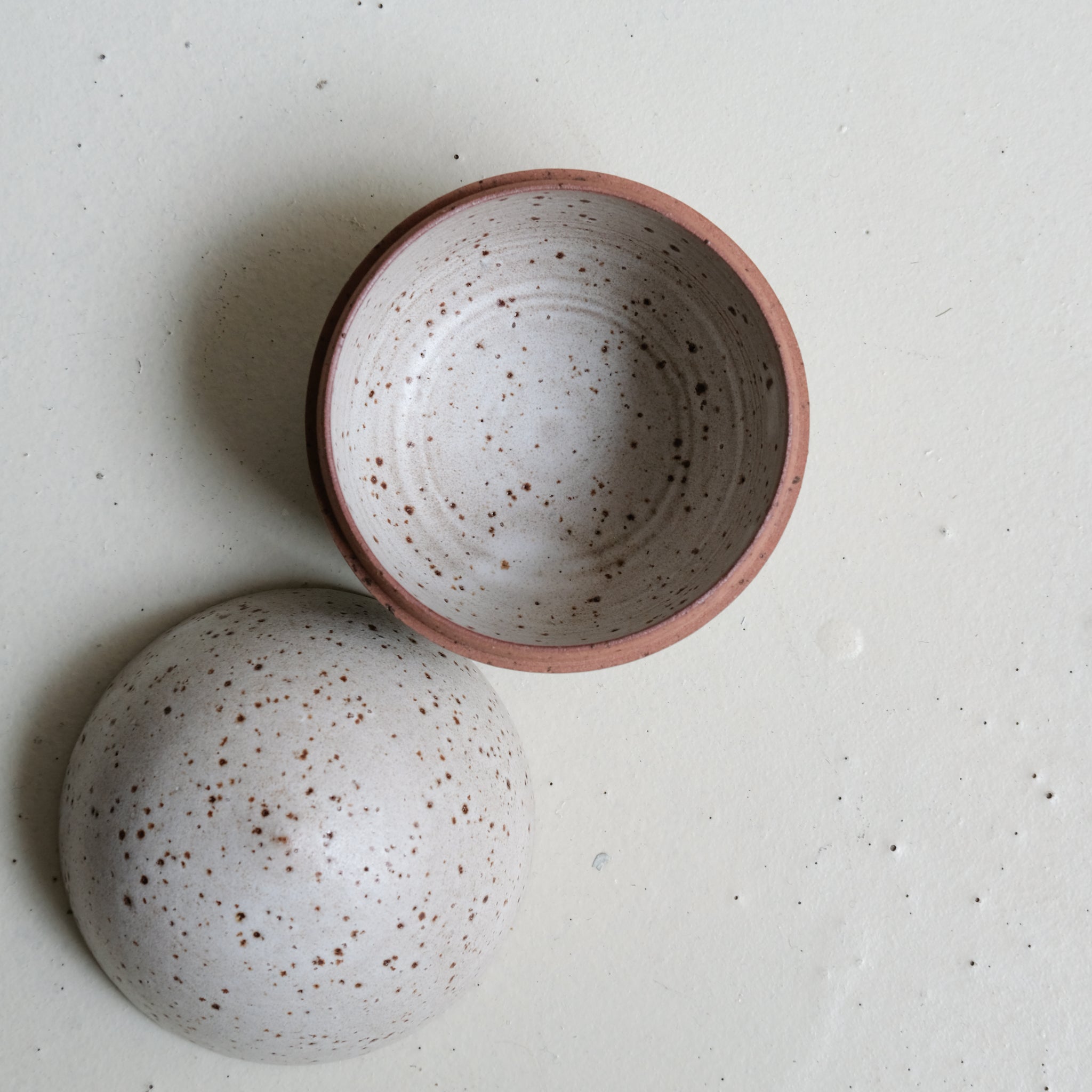 Boite M en grès H 9,5cm - blanc laiteux tachetée de Celine Fischer chez Brutal Ceramics
