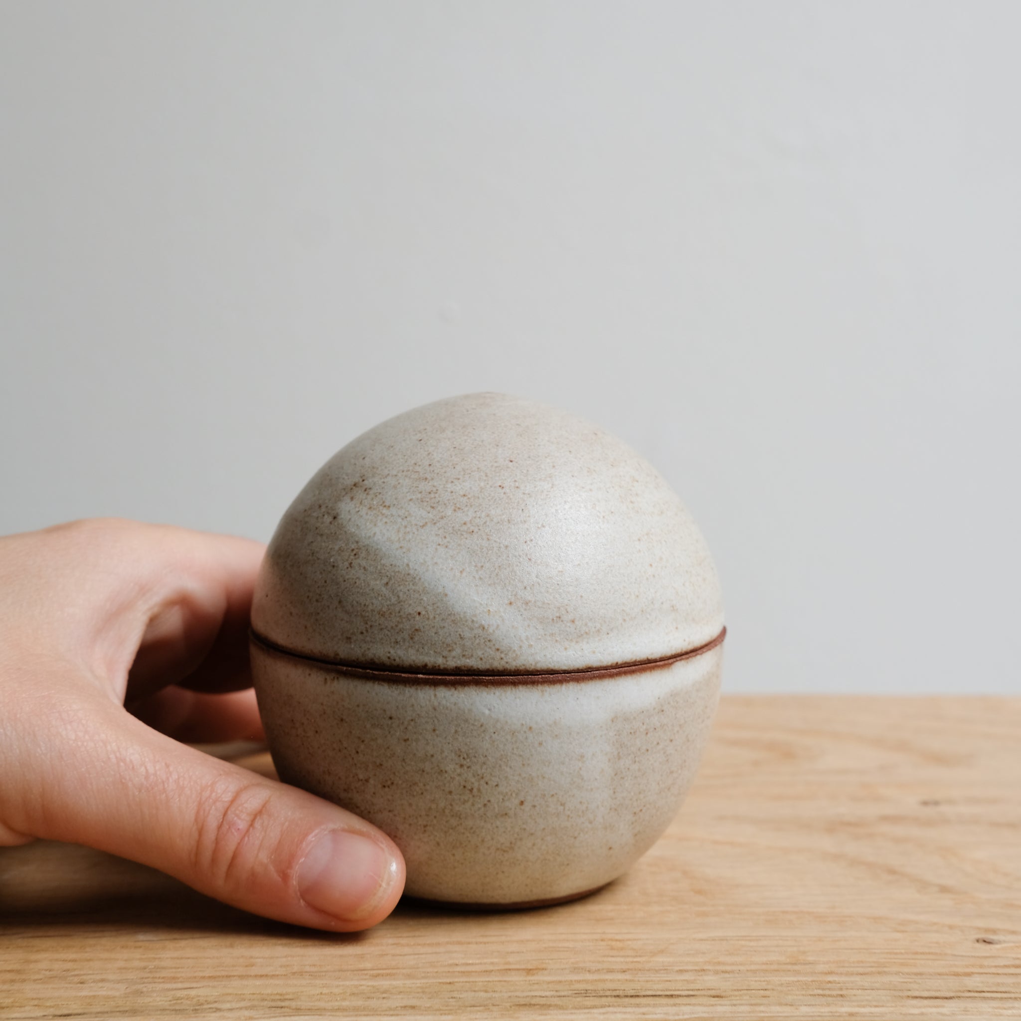 Boite M en grès H 10cm - blanc laiteux de Celine Fischer chez Brutal Ceramics