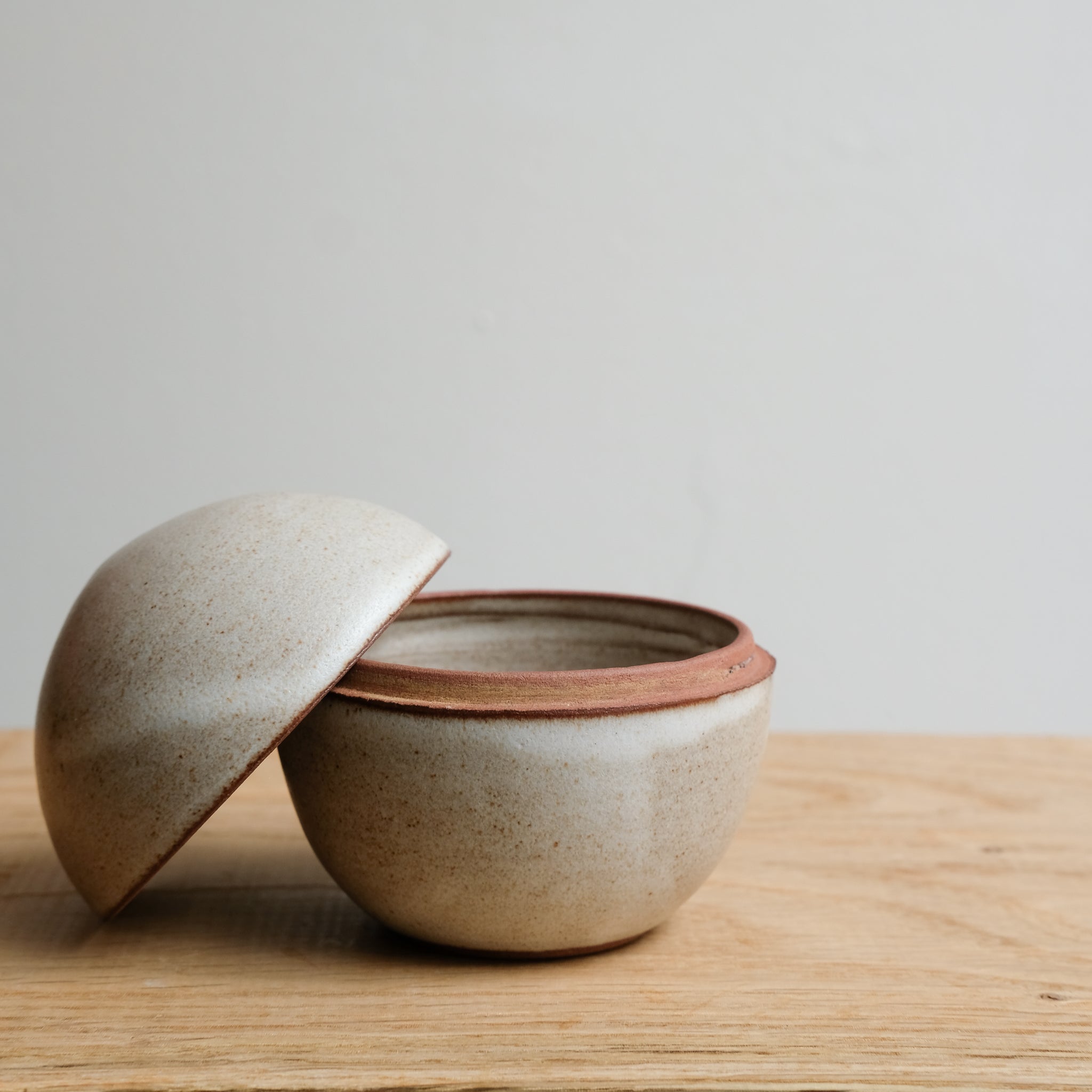 Boite M en grès H 10cm - blanc laiteux de Celine Fischer chez Brutal Ceramics