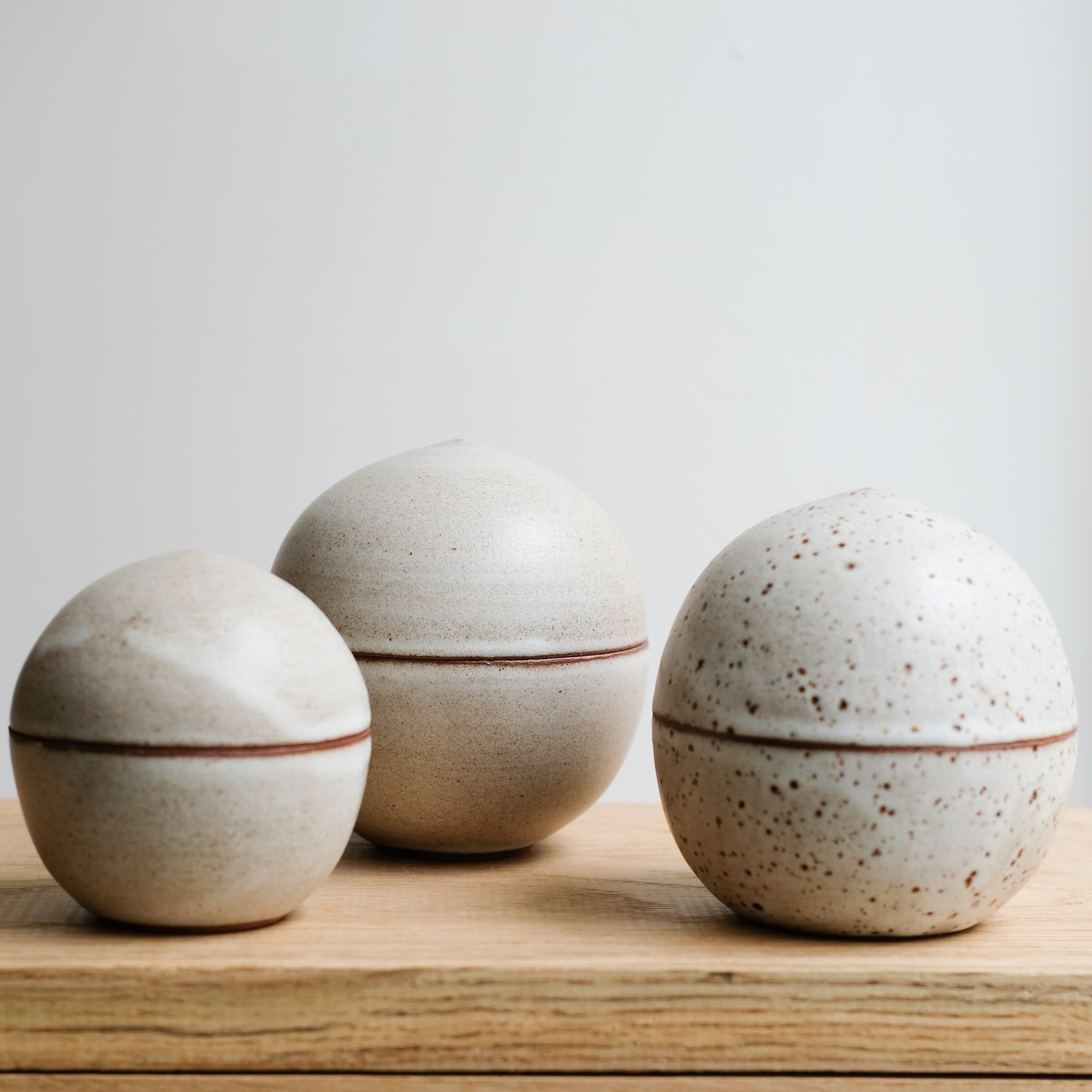 Boite S en grès H 9cm - blanc laiteux de Celine Fischer chez Brutal Ceramics