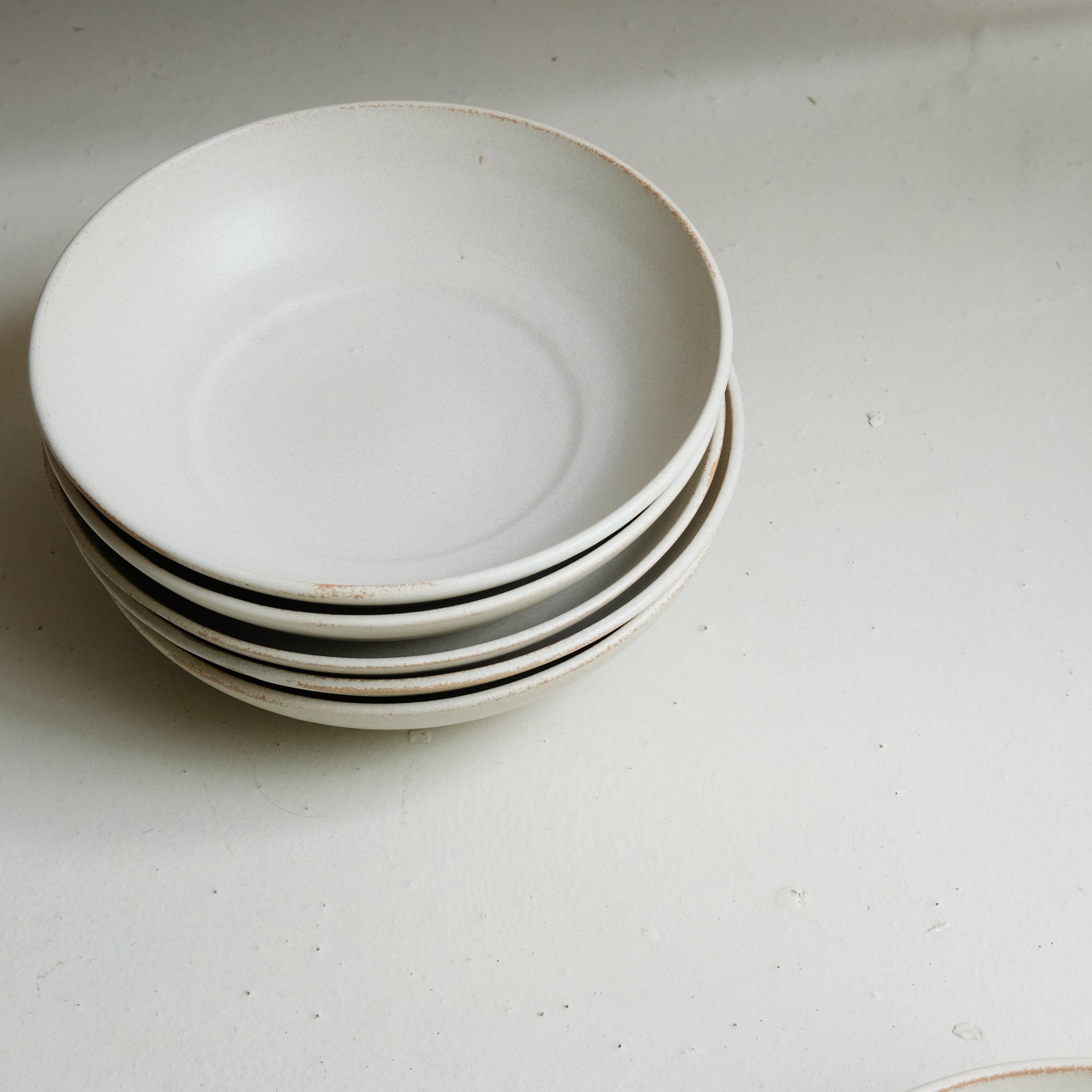 Assiette creuse en grès D 19 cm - blanc beige de Celine Fischer chez Brutal Ceramics