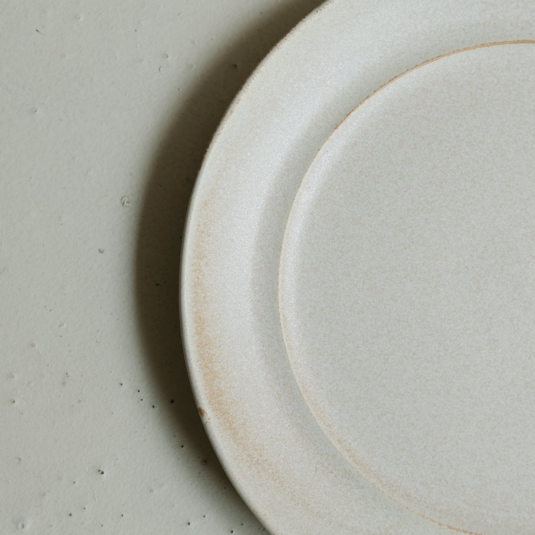 Assiette en grès D 24,5 cm - blanc beige de Celine Fischer chez Brutal Ceramics