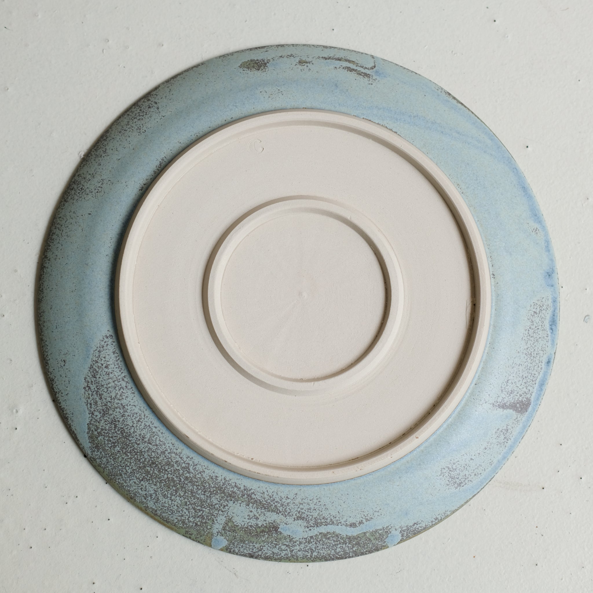 Assiette en grès D 24,5 cm - bleu doux de Celine Fischer chez Brutal Ceramics