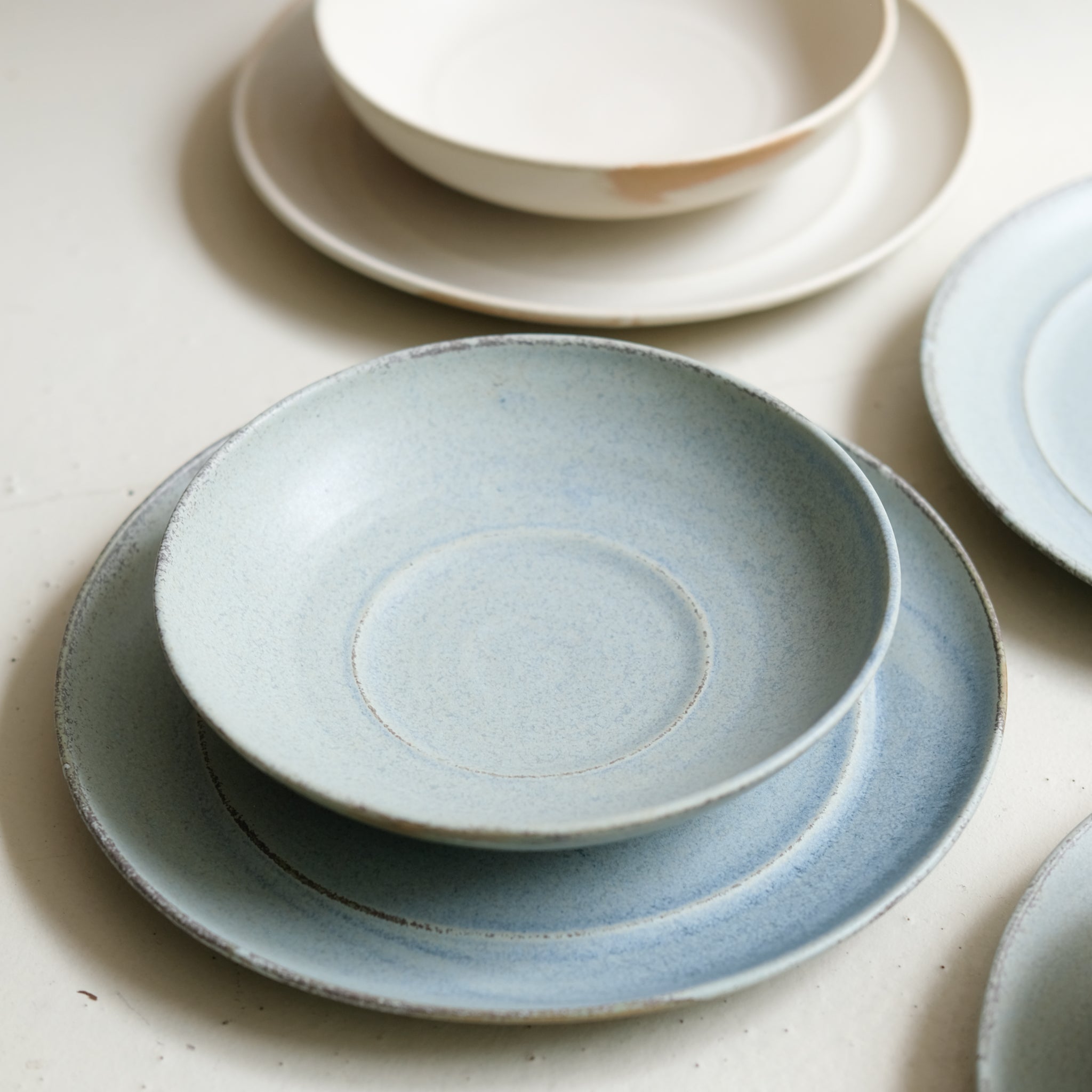 Assiette en grès D 24,5 cm - bleu doux de Celine Fischer chez Brutal Ceramics