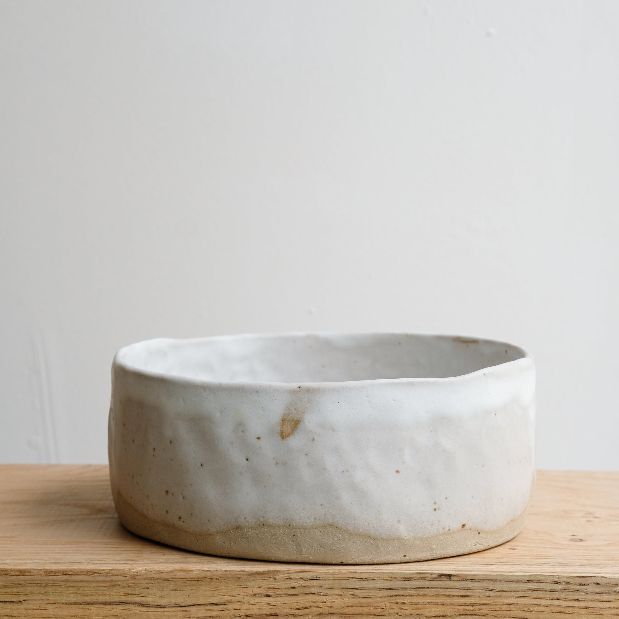 Plat vapeur en grès D 17,5cm - blanc soyeux d'Hélène Maury chez Brutal Ceramics