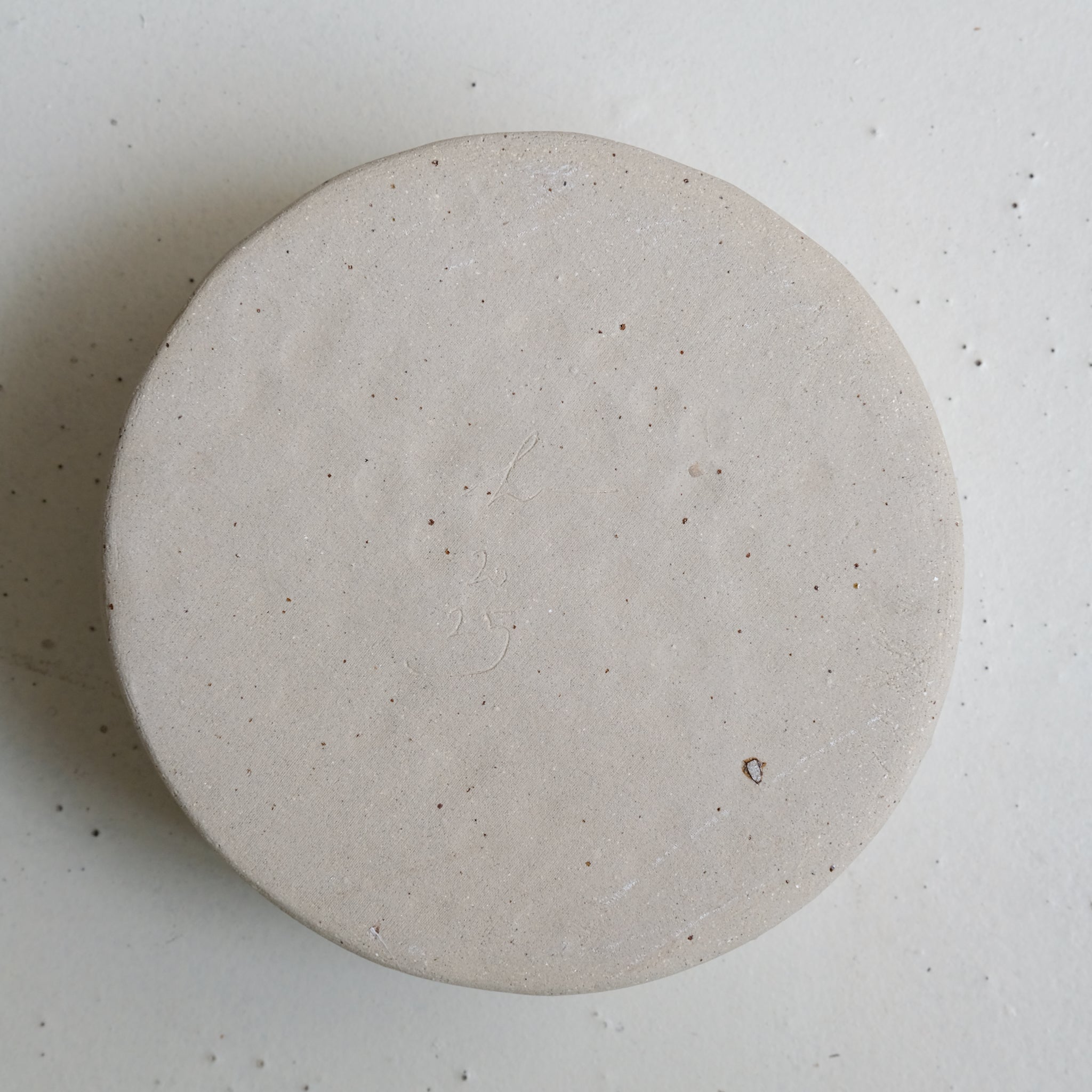 Plat vapeur en grès D 17,5cm - blanc soyeux d'Hélène Maury chez Brutal Ceramics