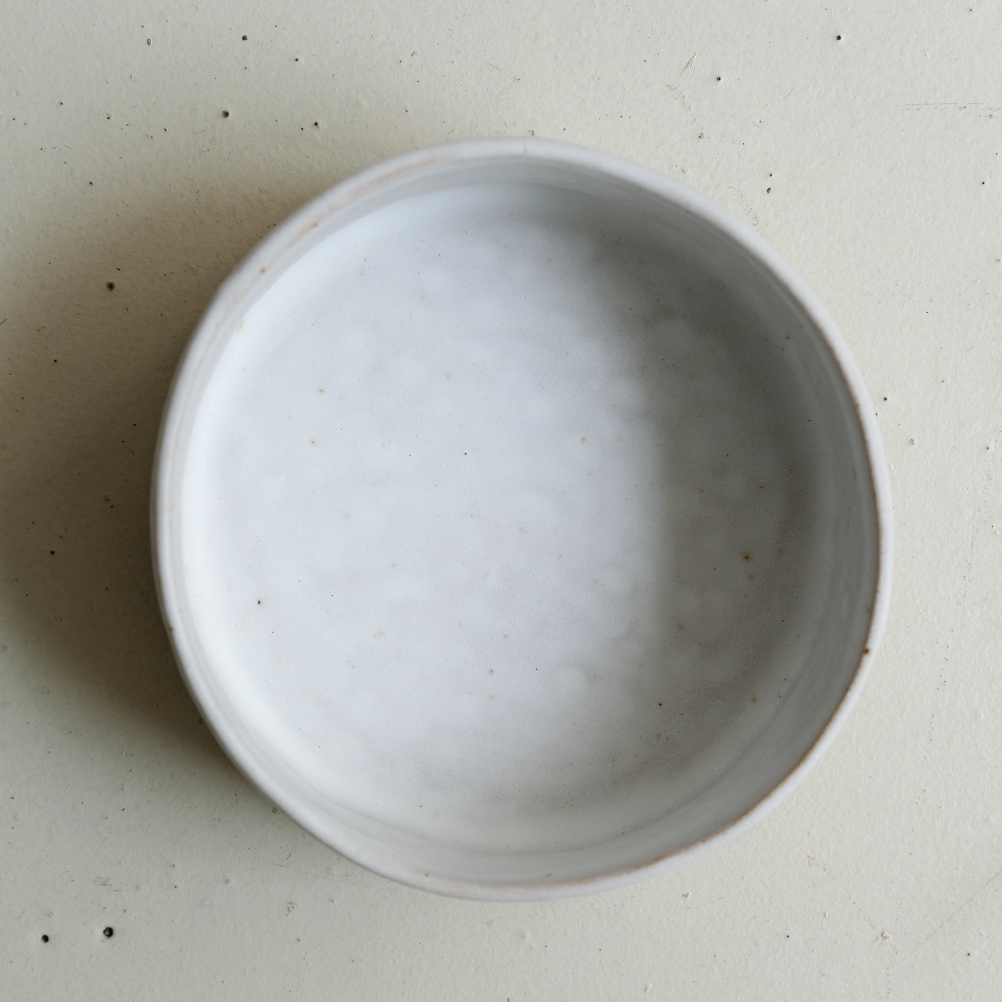 Plat vapeur en grès D 17,5cm - blanc soyeux d'Hélène Maury chez Brutal Ceramics