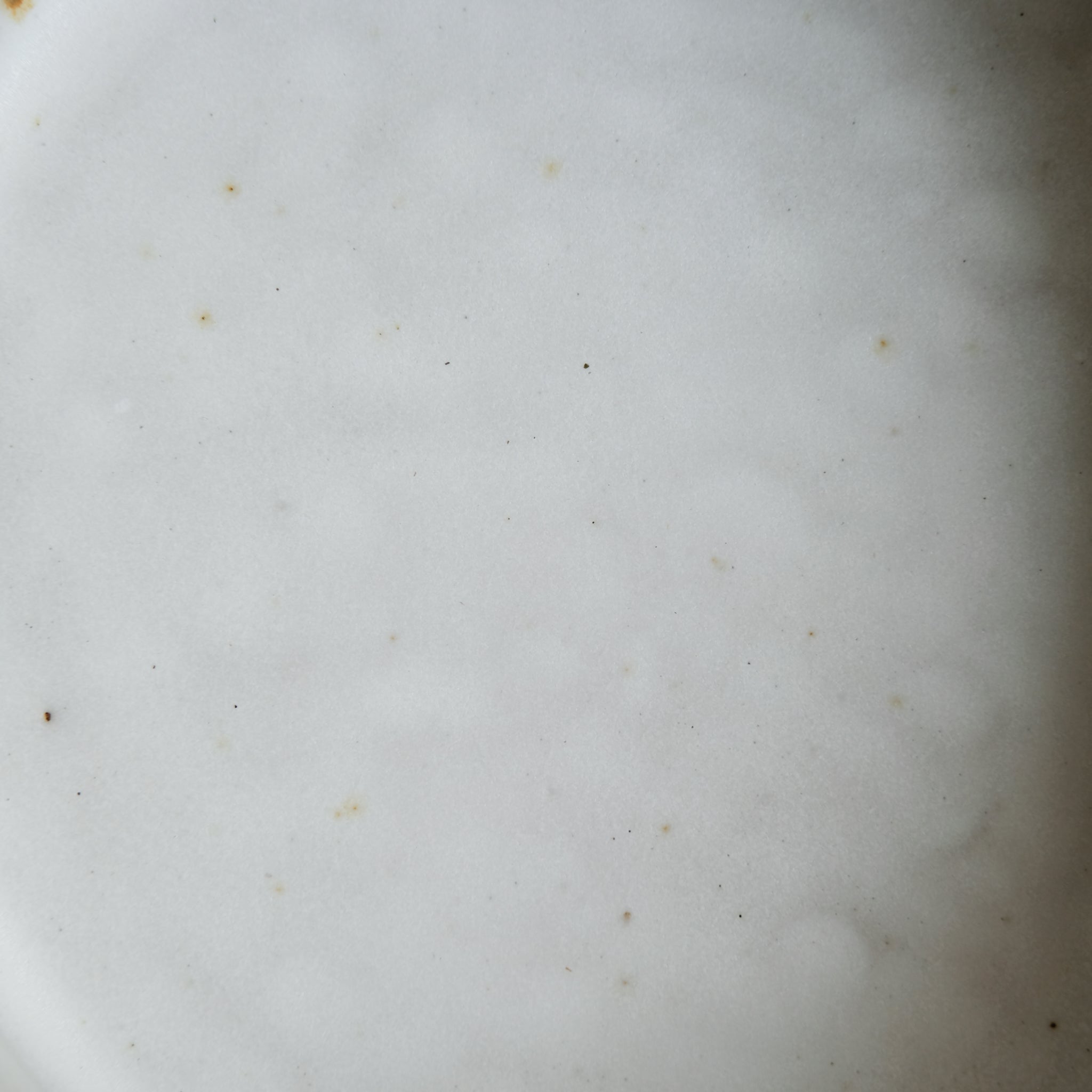 Plat vapeur en grès D 17,5cm - blanc soyeux d'Hélène Maury chez Brutal Ceramics