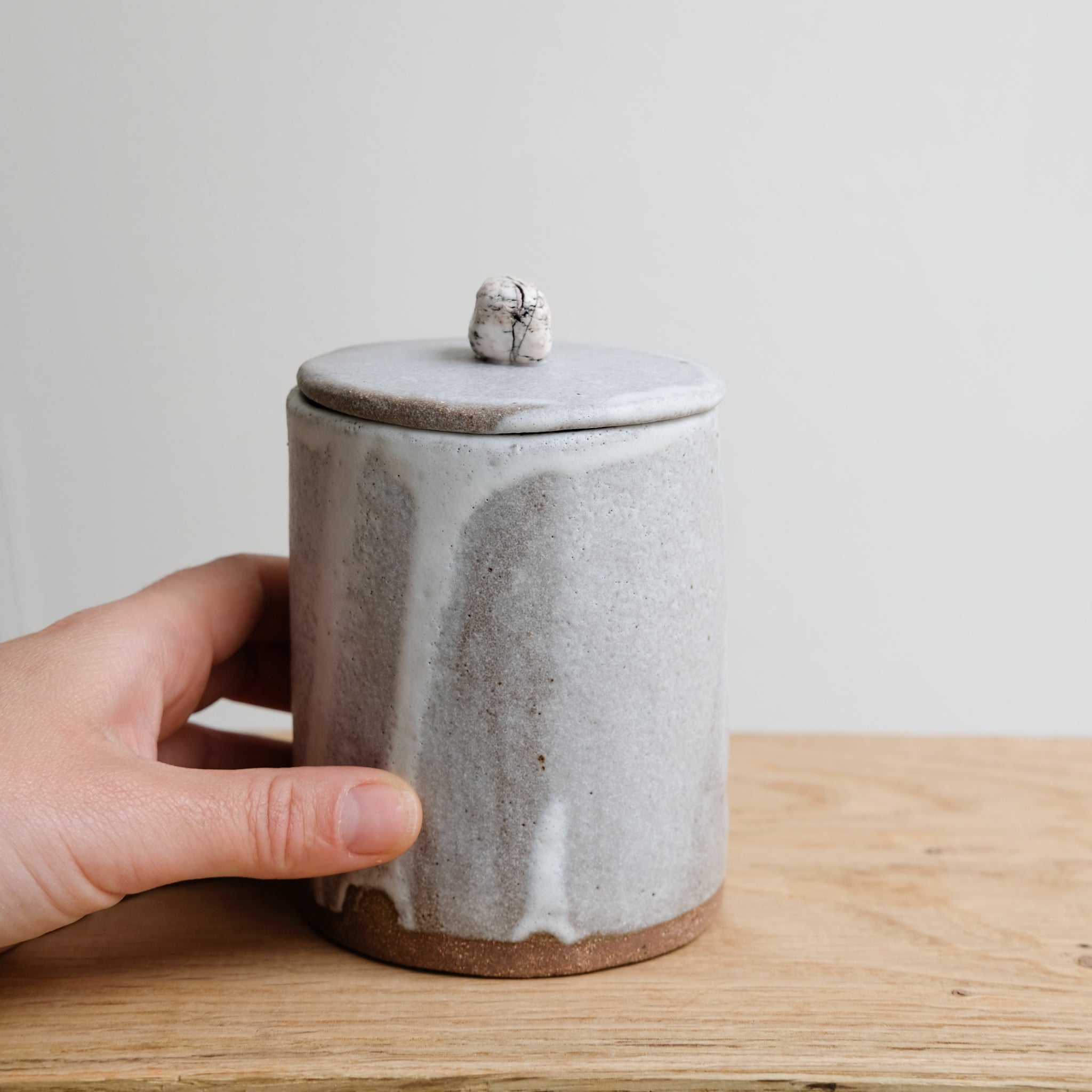 Boite "caillou" en grès H 13cm - blanc gris d'Hélène Maury chez Brutal Ceramics