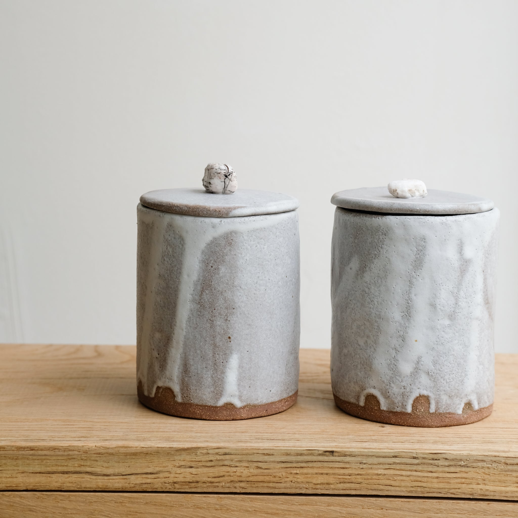 Boite "caillou" en grès H 13cm - blanc gris d'Hélène Maury chez Brutal Ceramics