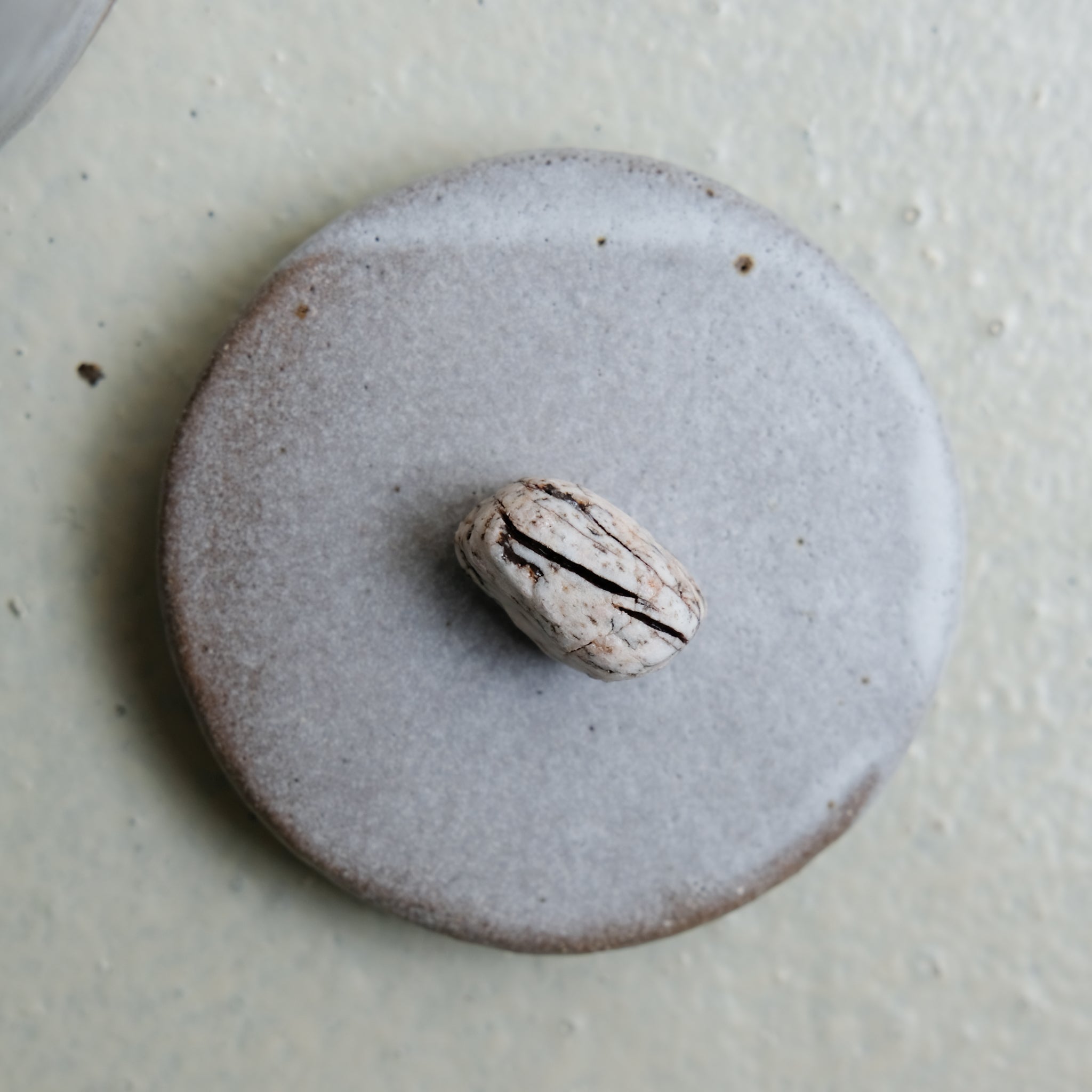 Boite "caillou" en grès H 13cm - blanc gris d'Hélène Maury chez Brutal Ceramics