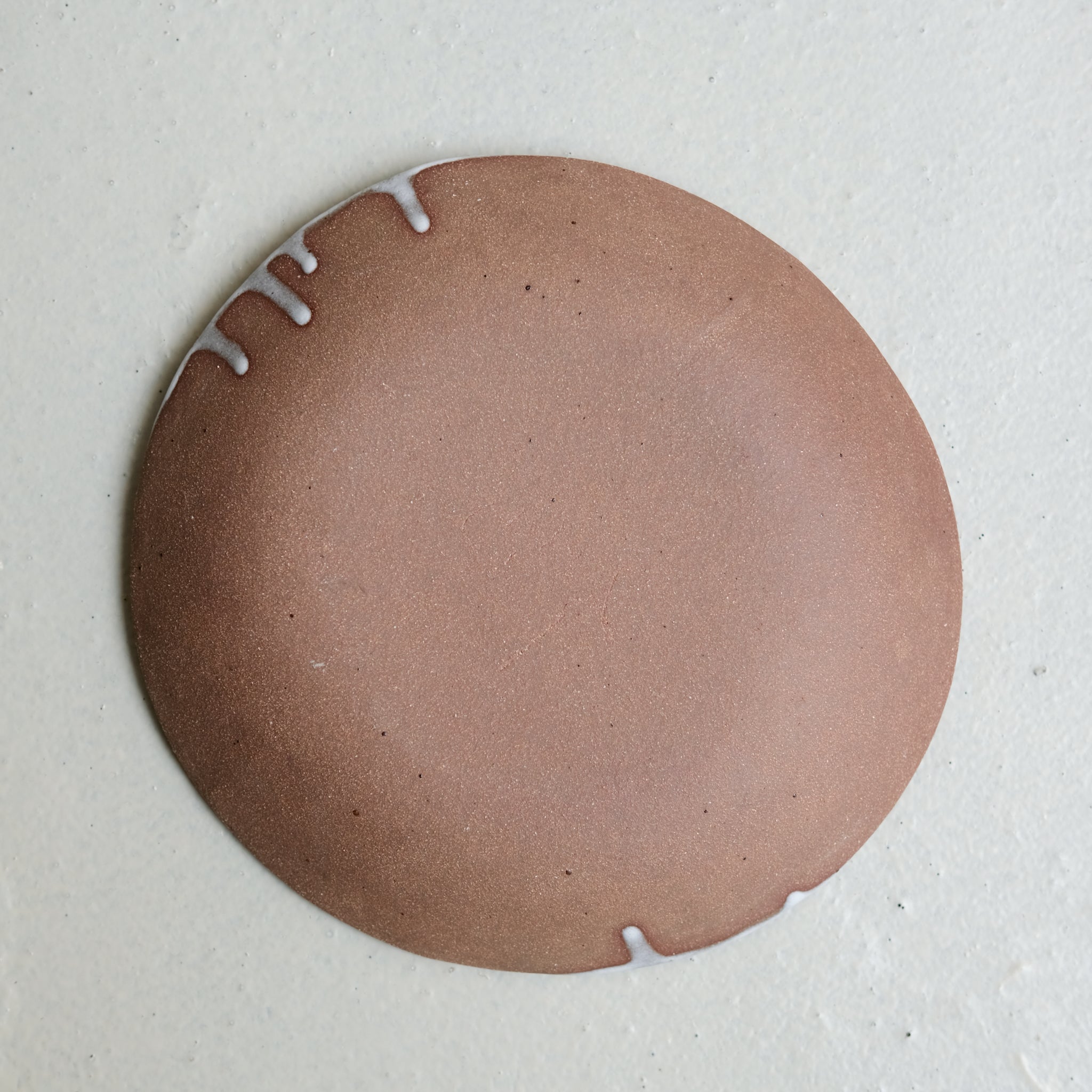 Assiette creuse en grès D 23,5cm - blanc et ocre rouge par Hélène Maury chez Brutal Ceramics