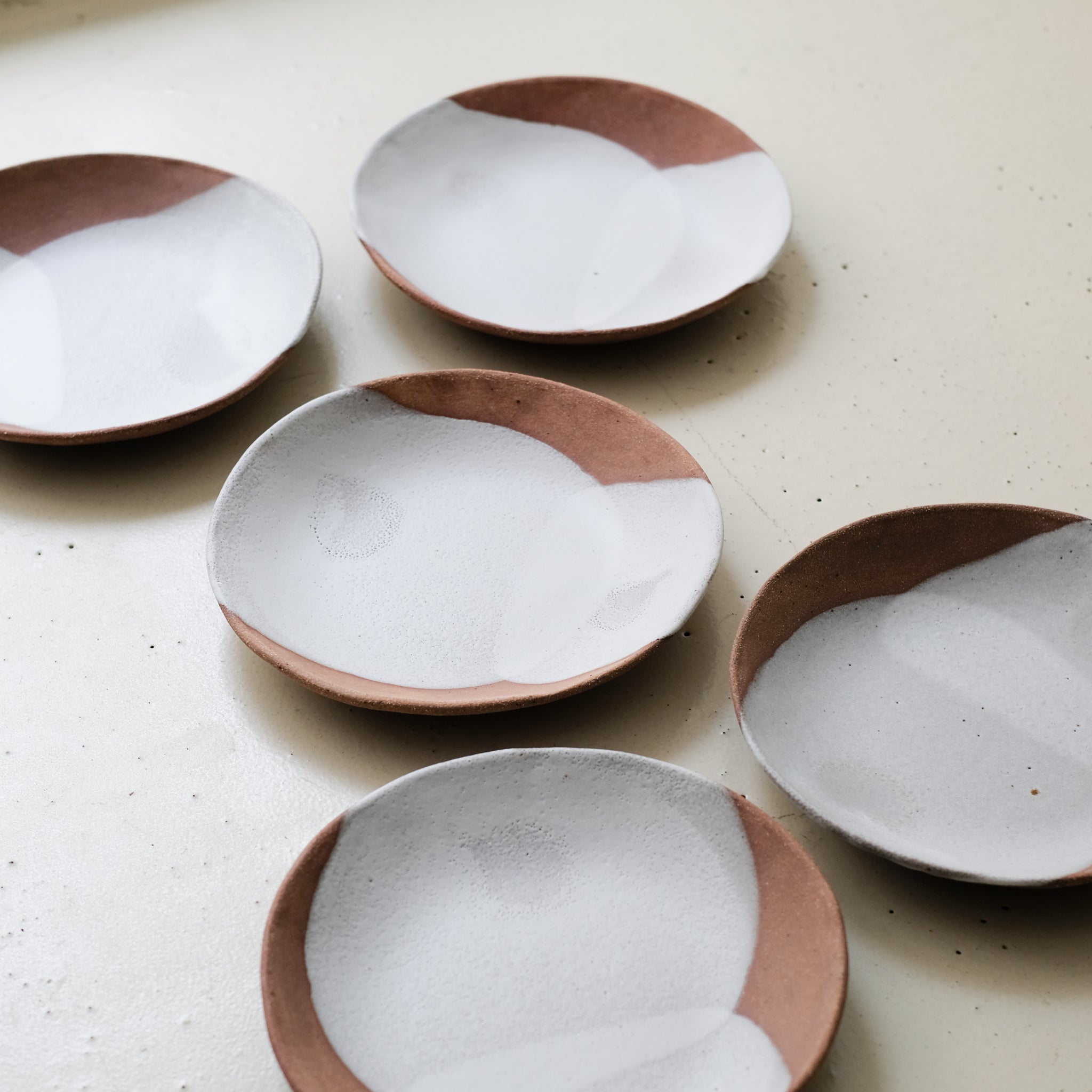 Assiette creuse en grès D 23,5cm - blanc et ocre rouge par Hélène Maury chez Brutal Ceramics