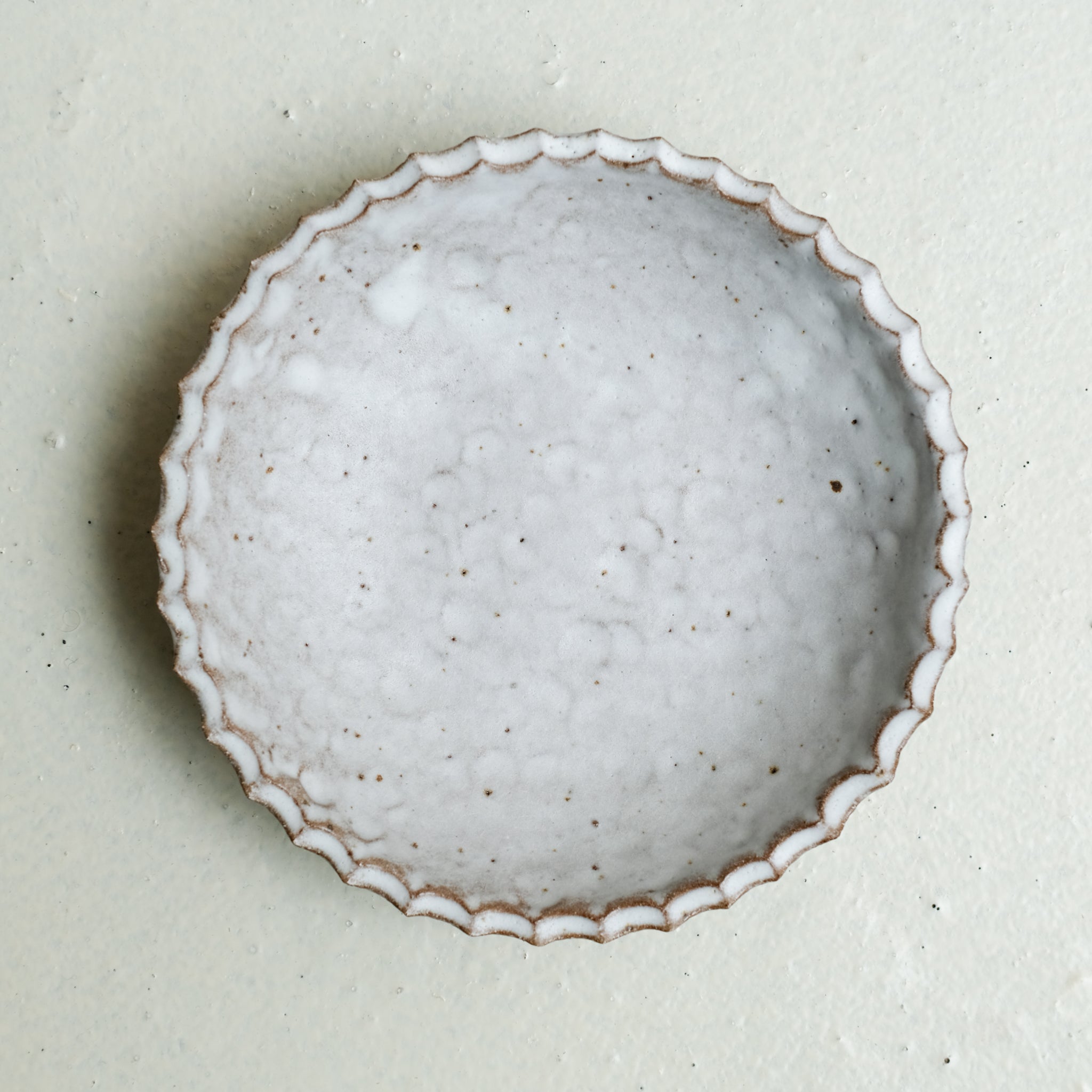 Assiette creuse "Fleur" en grès D 18cm - blanc mat par la céramiste Hélène Maury chez Brutal Ceramics