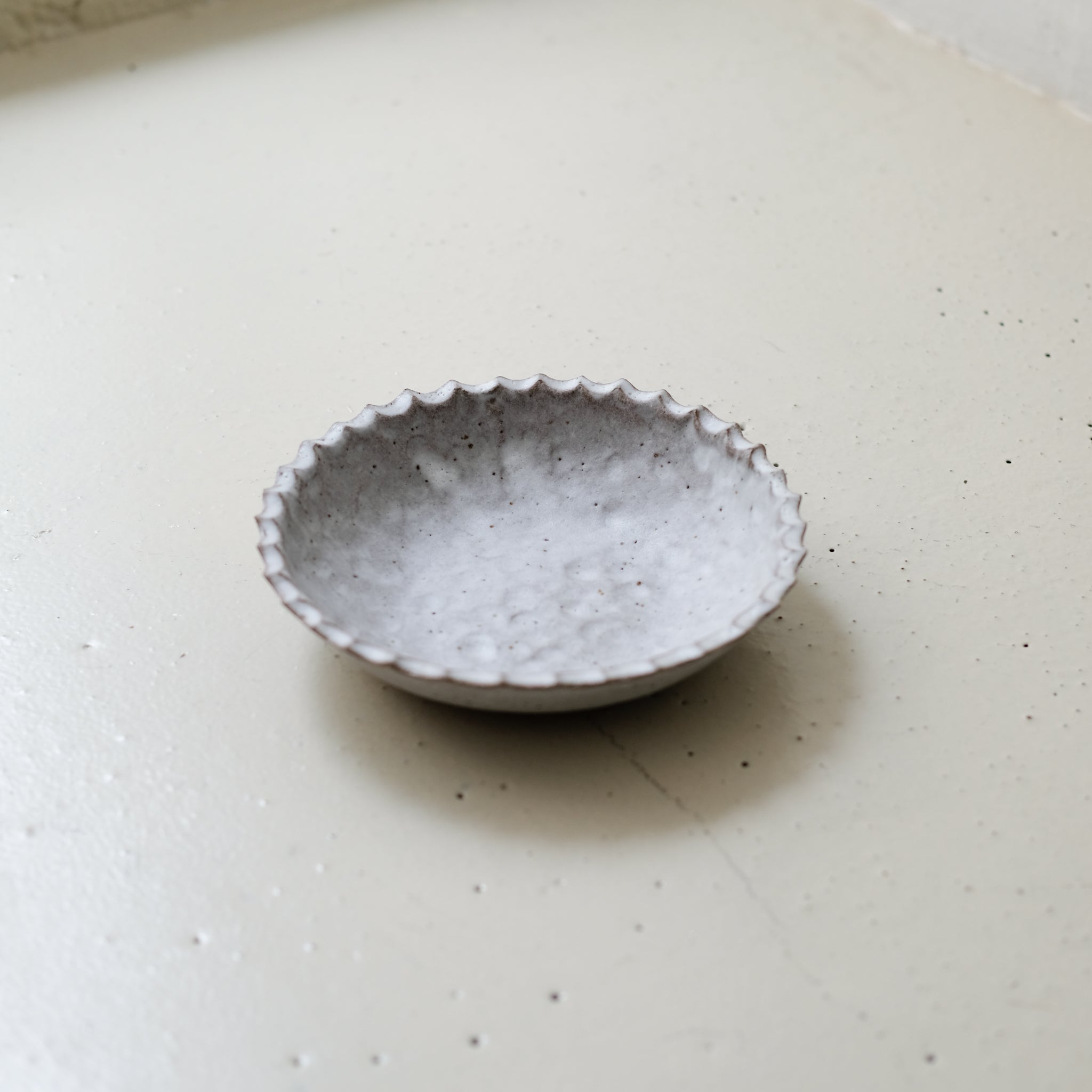 Assiette creuse "Fleur" en grès D 18cm - blanc mat par la céramiste Hélène Maury chez Brutal Ceramics