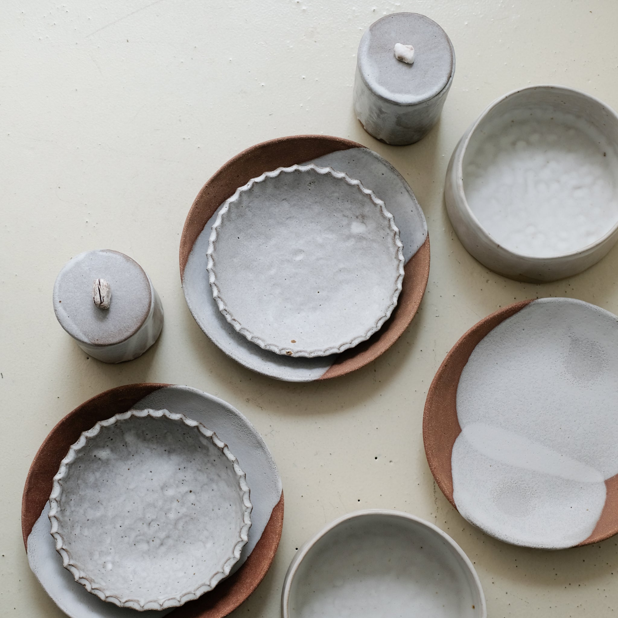 Boite "caillou" en grès H 13cm - blanc gris d'Hélène Maury chez Brutal Ceramics