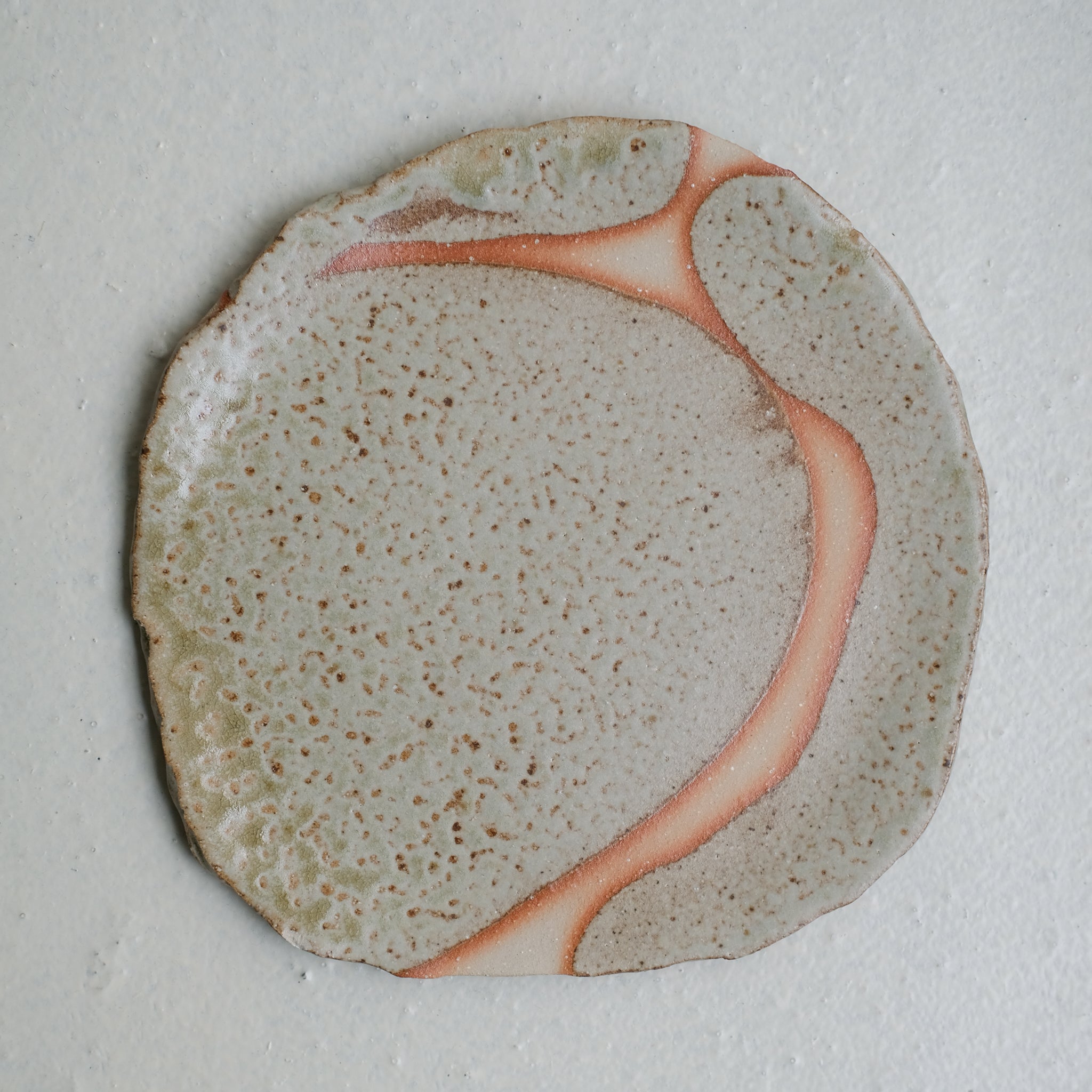 Assiette en grès D 23cm - vert de Judith Lasry chez Brutal Ceramics