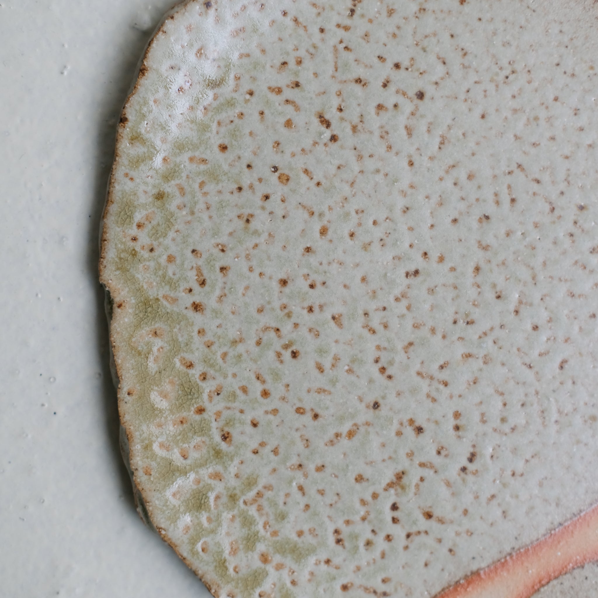 Assiette en grès D 23cm - vert de Judith Lasry chez Brutal Ceramics