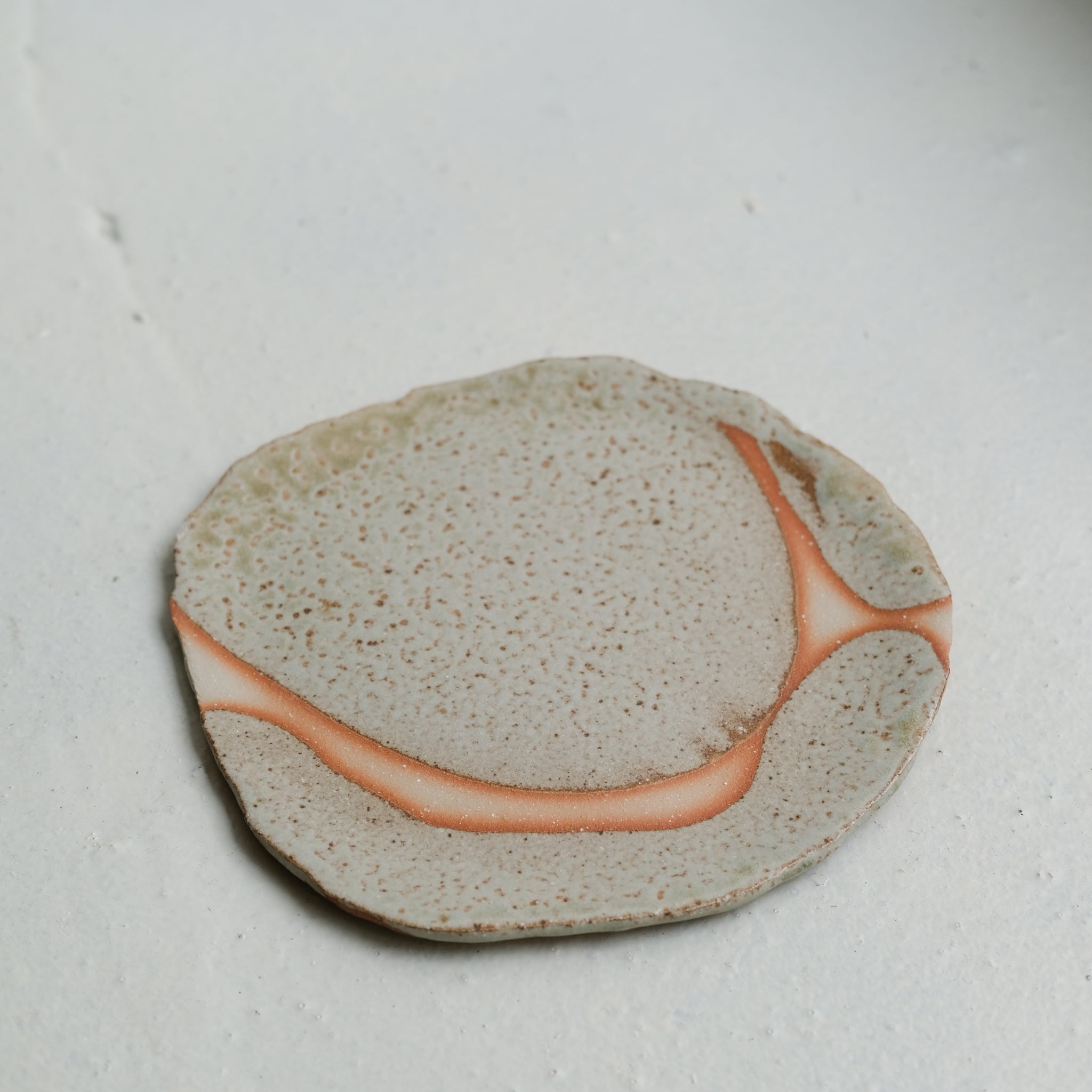 Assiette en grès D 23cm - vert de Judith Lasry chez Brutal Ceramics