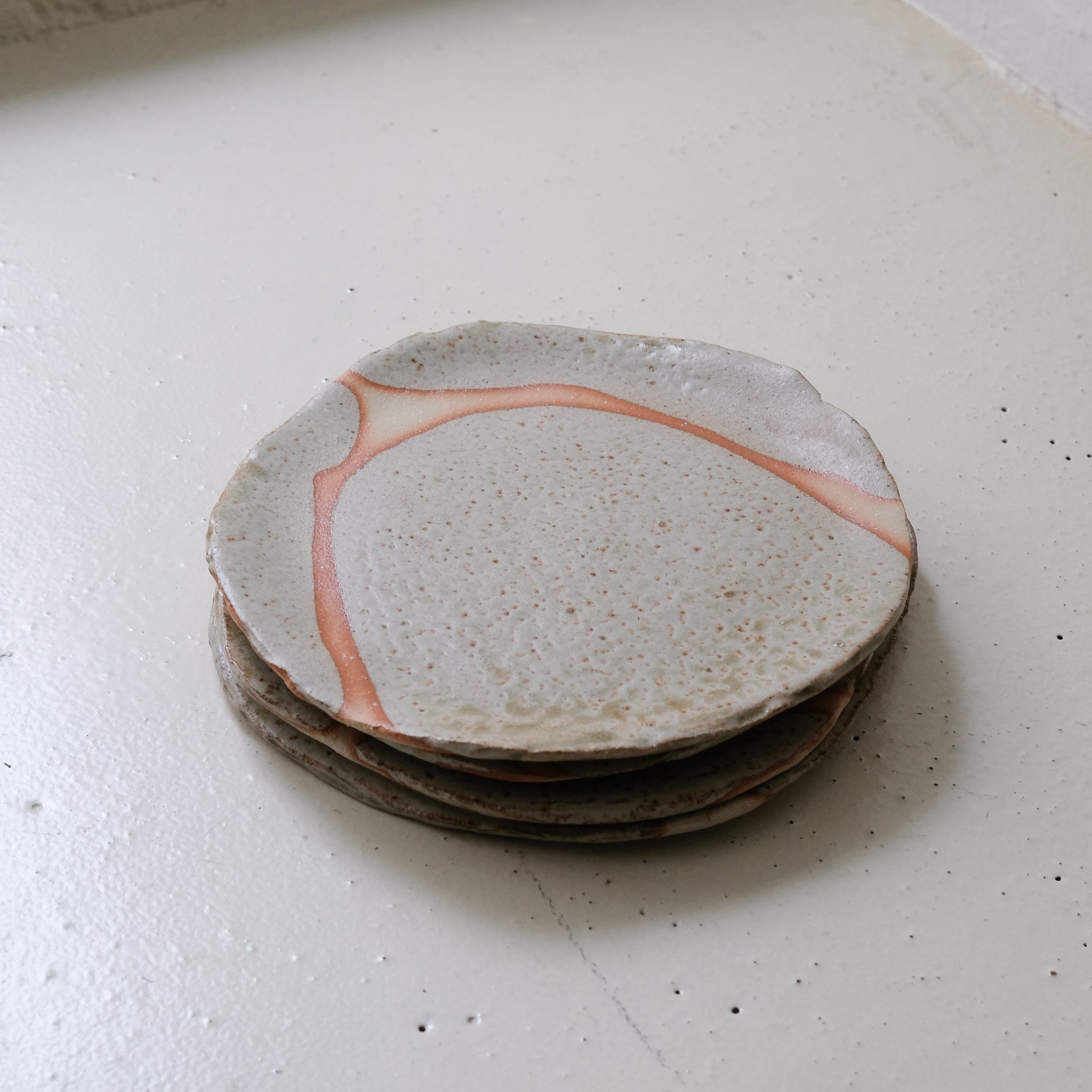 Assiette en grès D 23cm - vert de Judith Lasry chez Brutal Ceramics