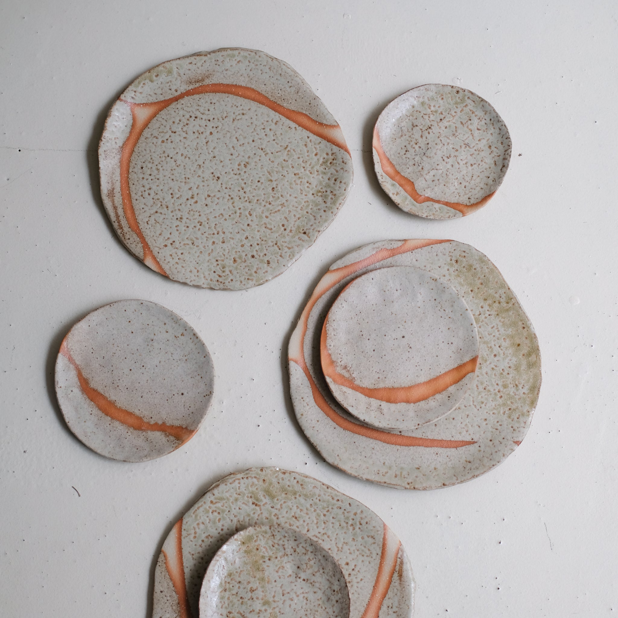 Assiette en grès D 13,5cm - vert de Judith Lasry chez Brutal Ceramics