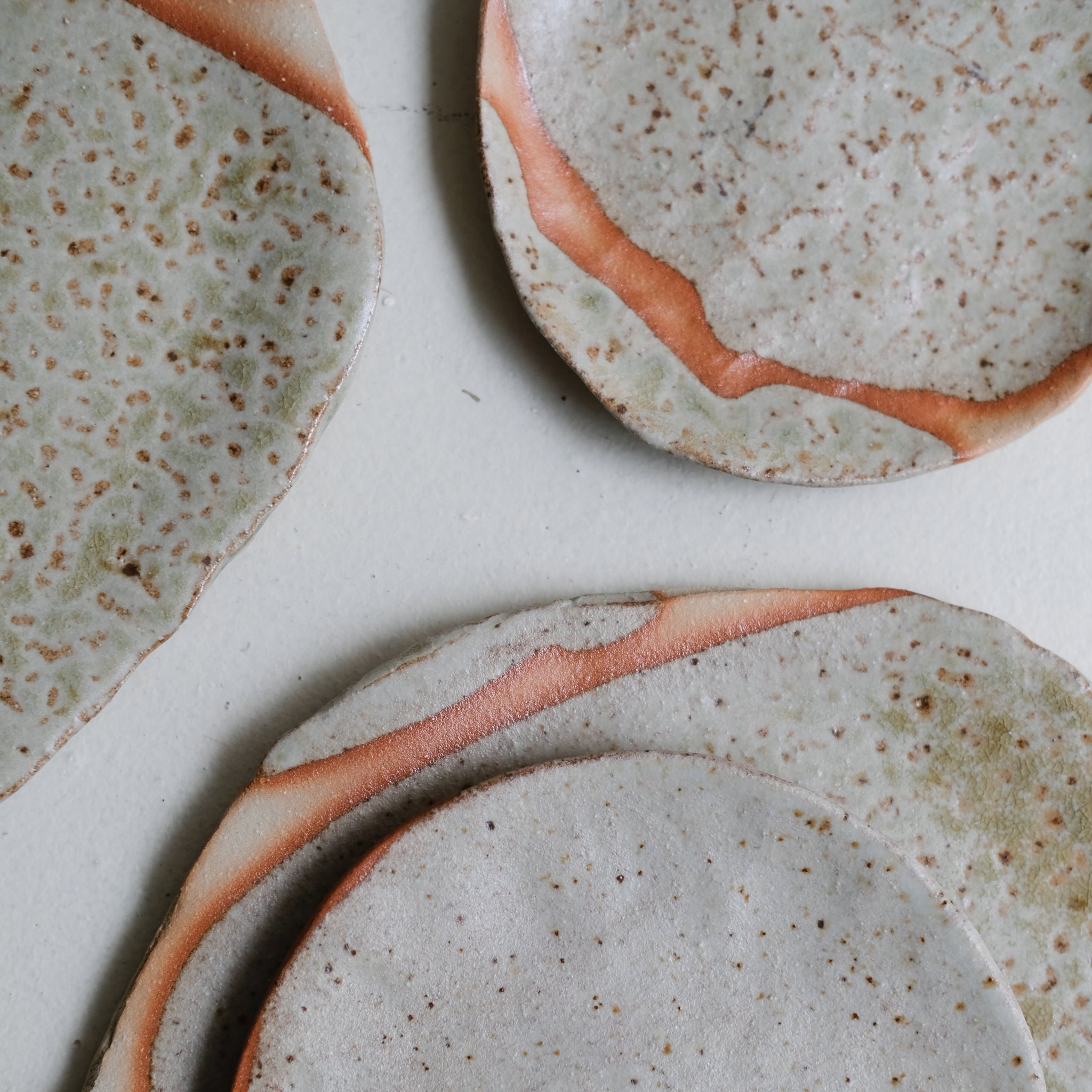 Assiette en grès D 13,5cm - vert de Judith Lasry chez Brutal Ceramics