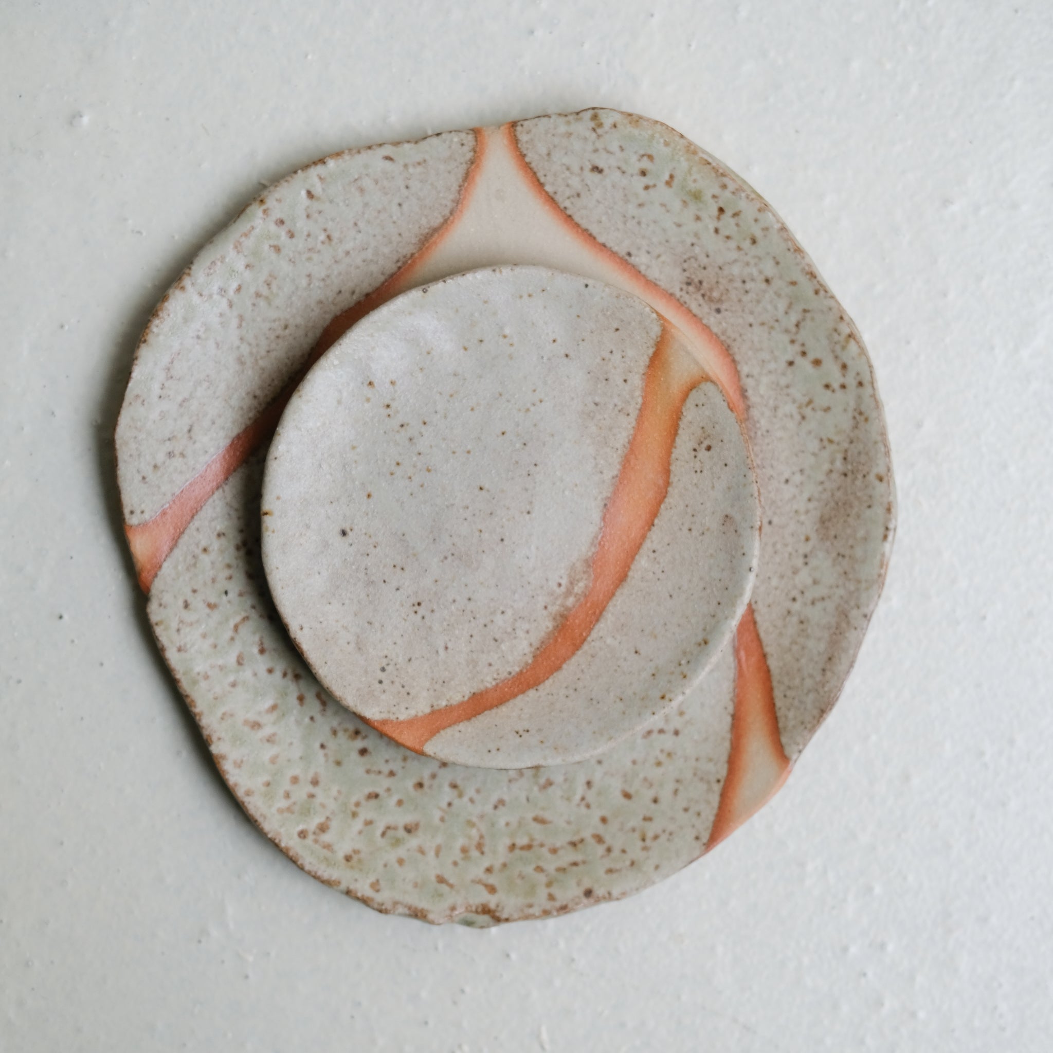 Assiette en grès D 13,5cm - vert de Judith Lasry chez Brutal Ceramics