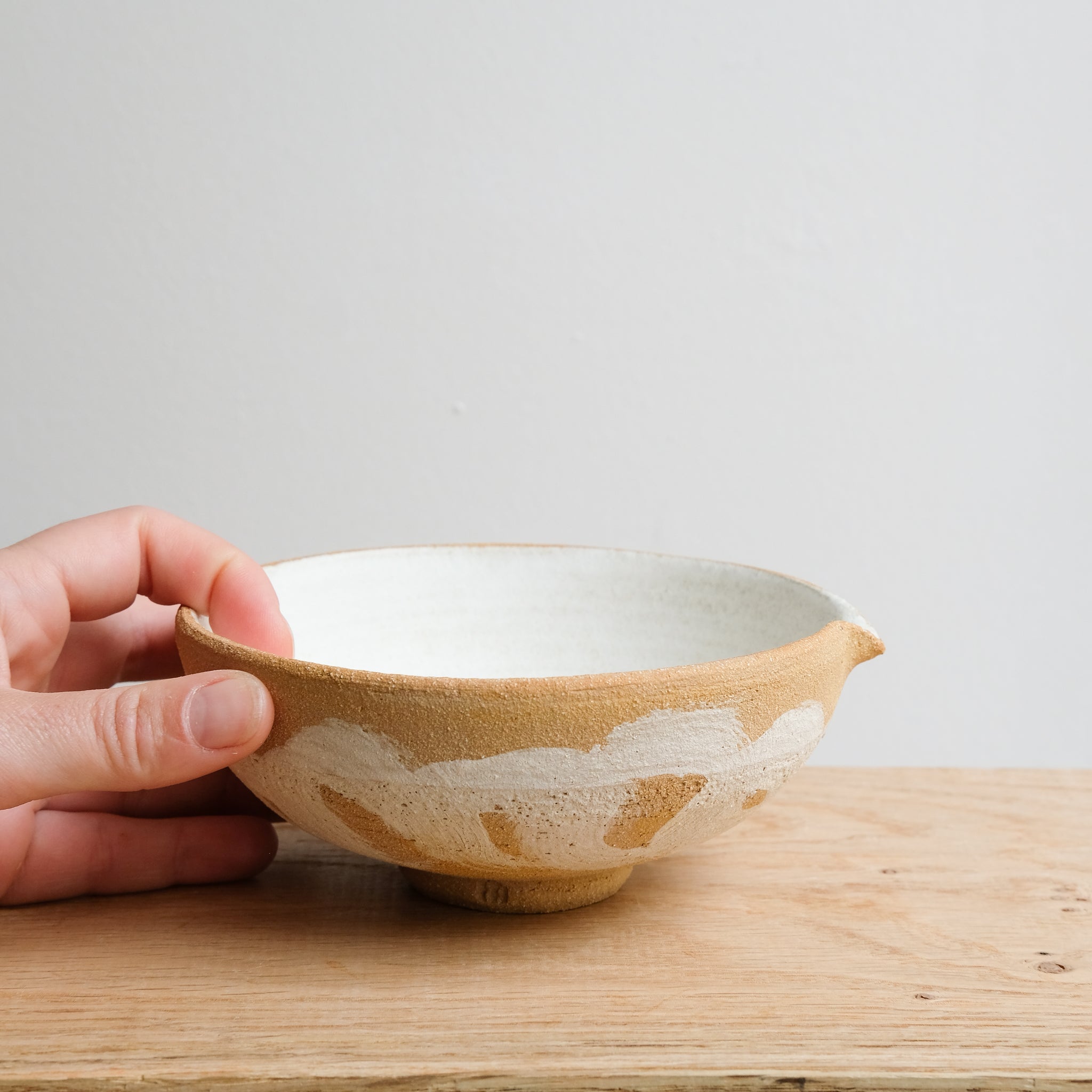 Bol verseur en grès D 14cm - blanc mat de Maya Carves chez Brutal Ceramics