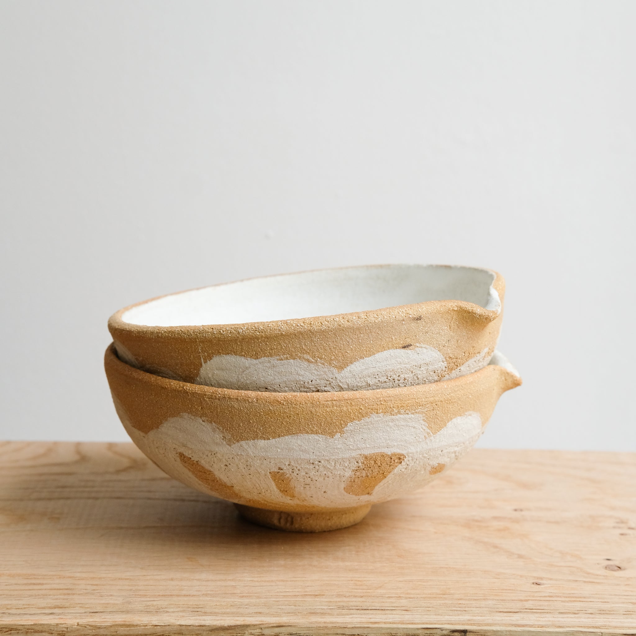 Bol verseur en grès D 14cm - blanc mat de Maya Carves chez Brutal Ceramics