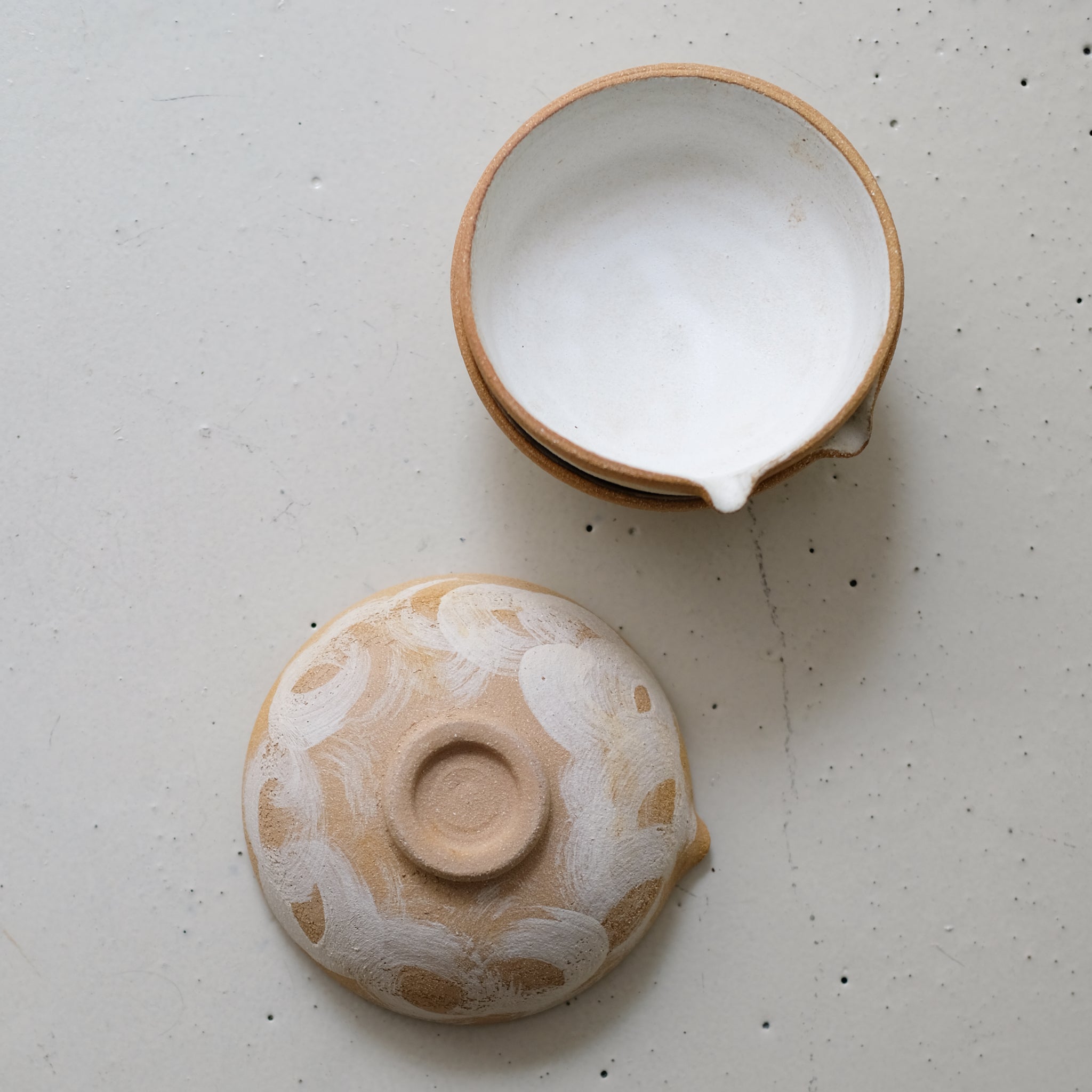Bol verseur en grès D 14cm - blanc mat de Maya Carves chez Brutal Ceramics