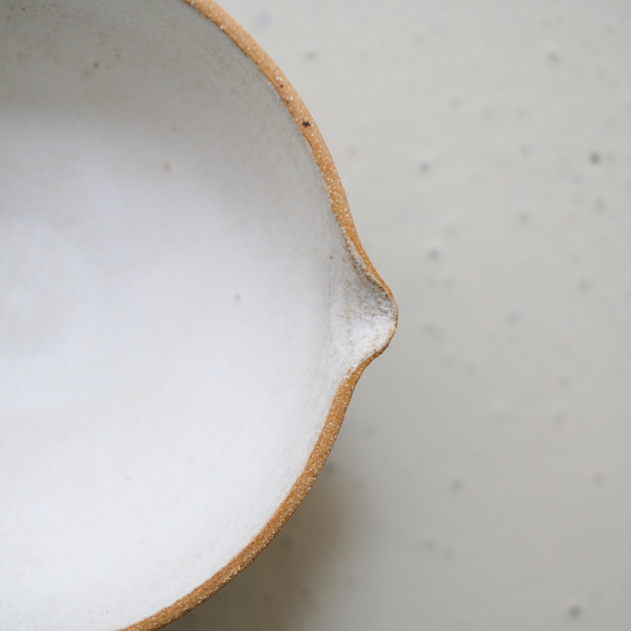 Bol verseur en grès D 14cm - blanc mat de Maya Carves chez Brutal Ceramics