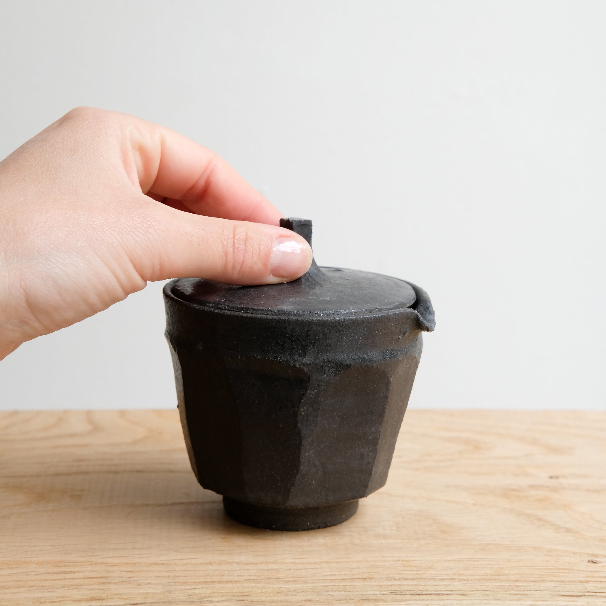 Théière japonaise en grès noir 140 ml - noir de Maya Carves chez Brutal Ceramics