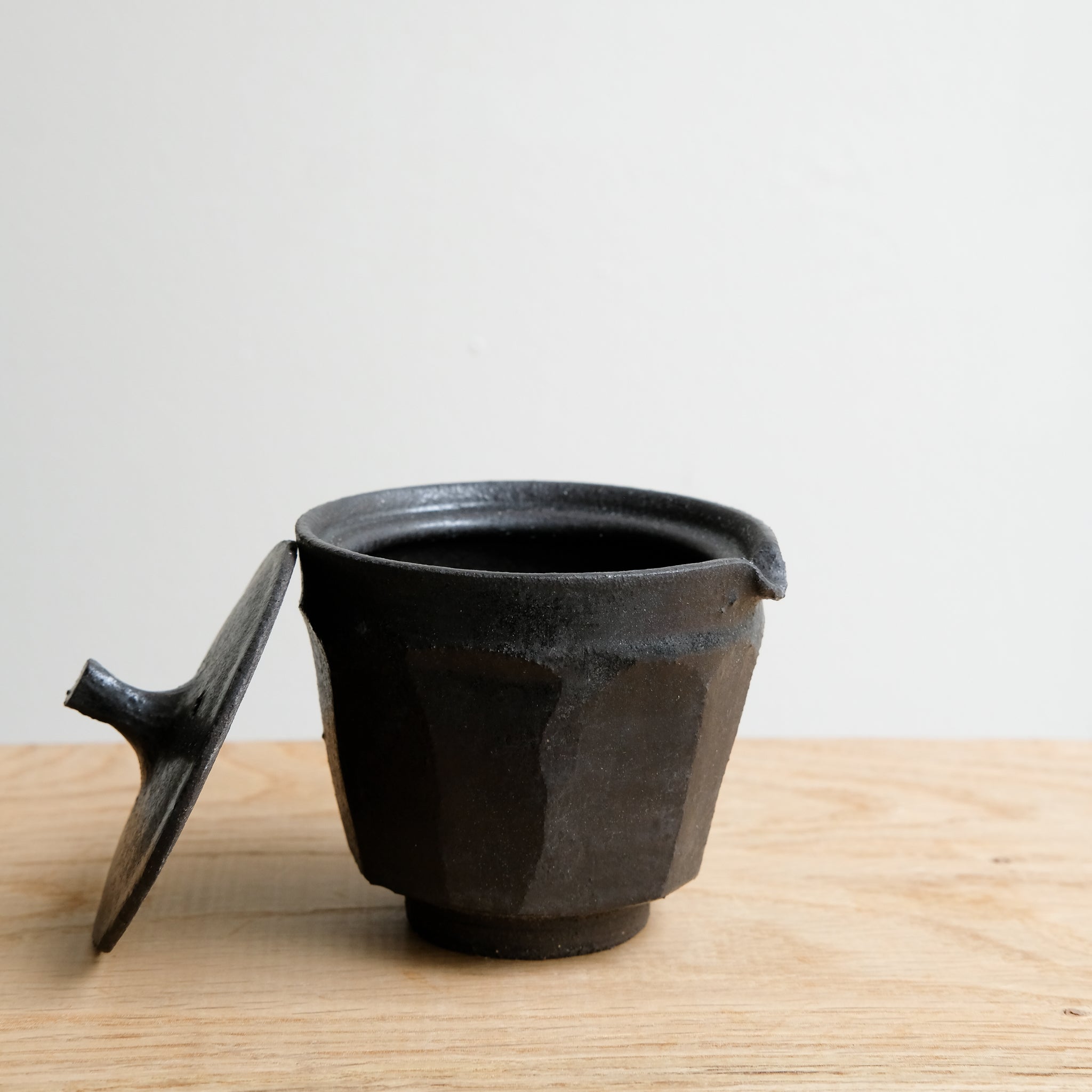 Théière japonaise en grès noir 140 ml - noir de Maya Carves chez Brutal Ceramics