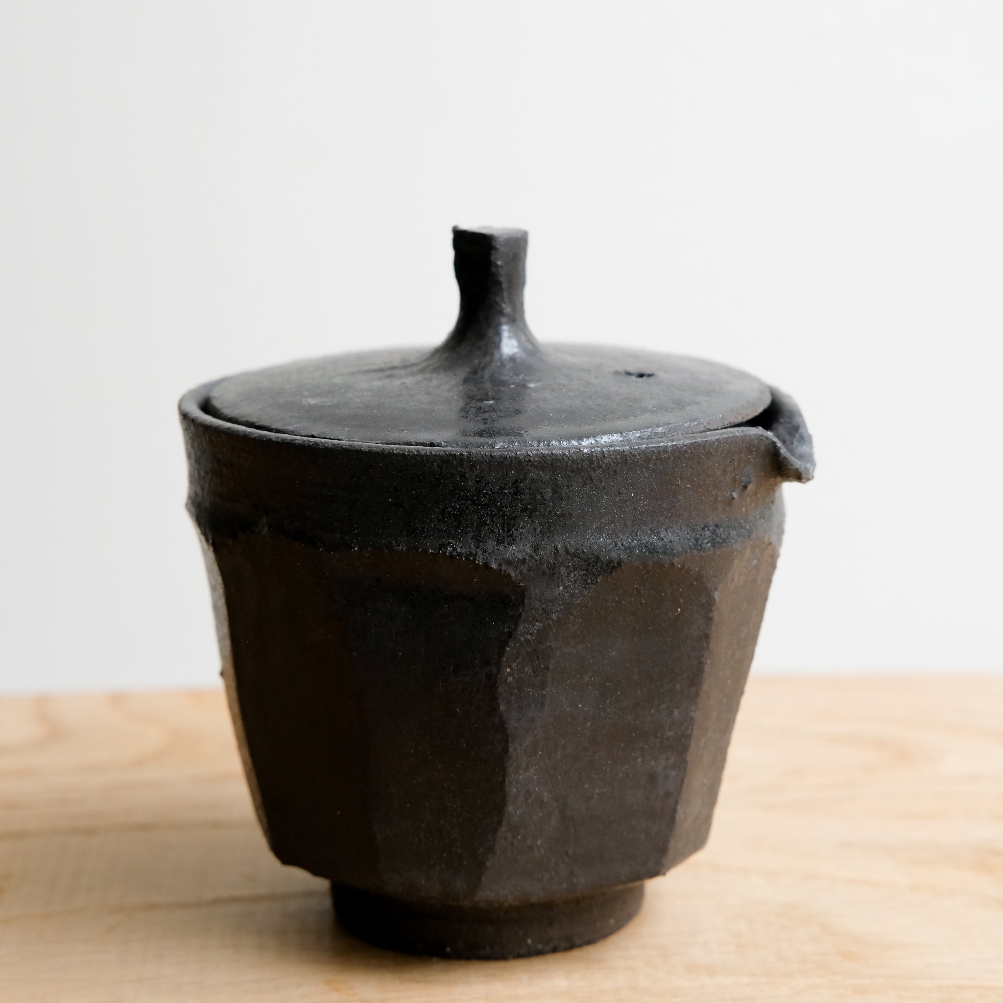 Théière japonaise en grès noir 140 ml - noir de Maya Carves chez Brutal Ceramics