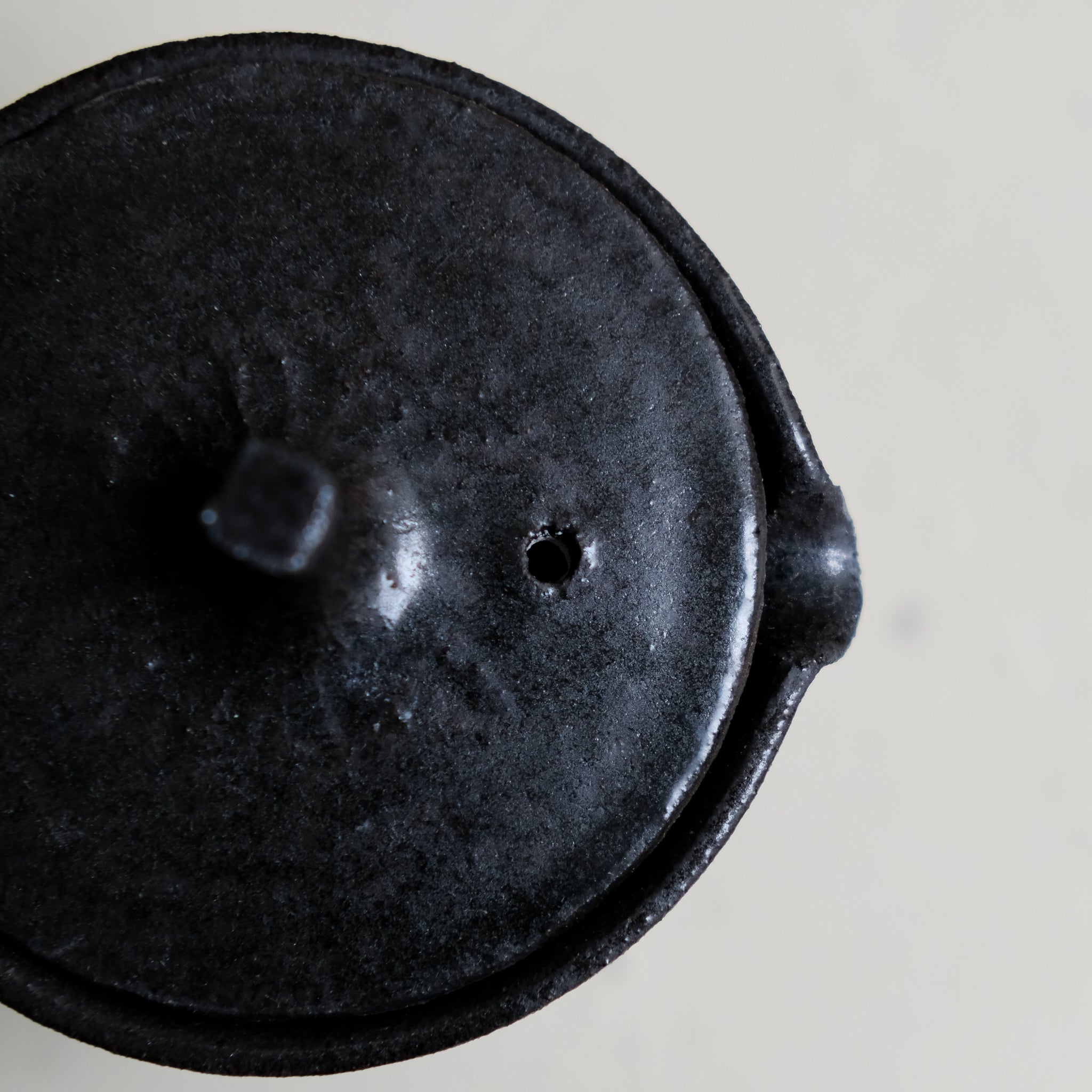 Théière japonaise en grès noir 140 ml - noir de Maya Carves chez Brutal Ceramics