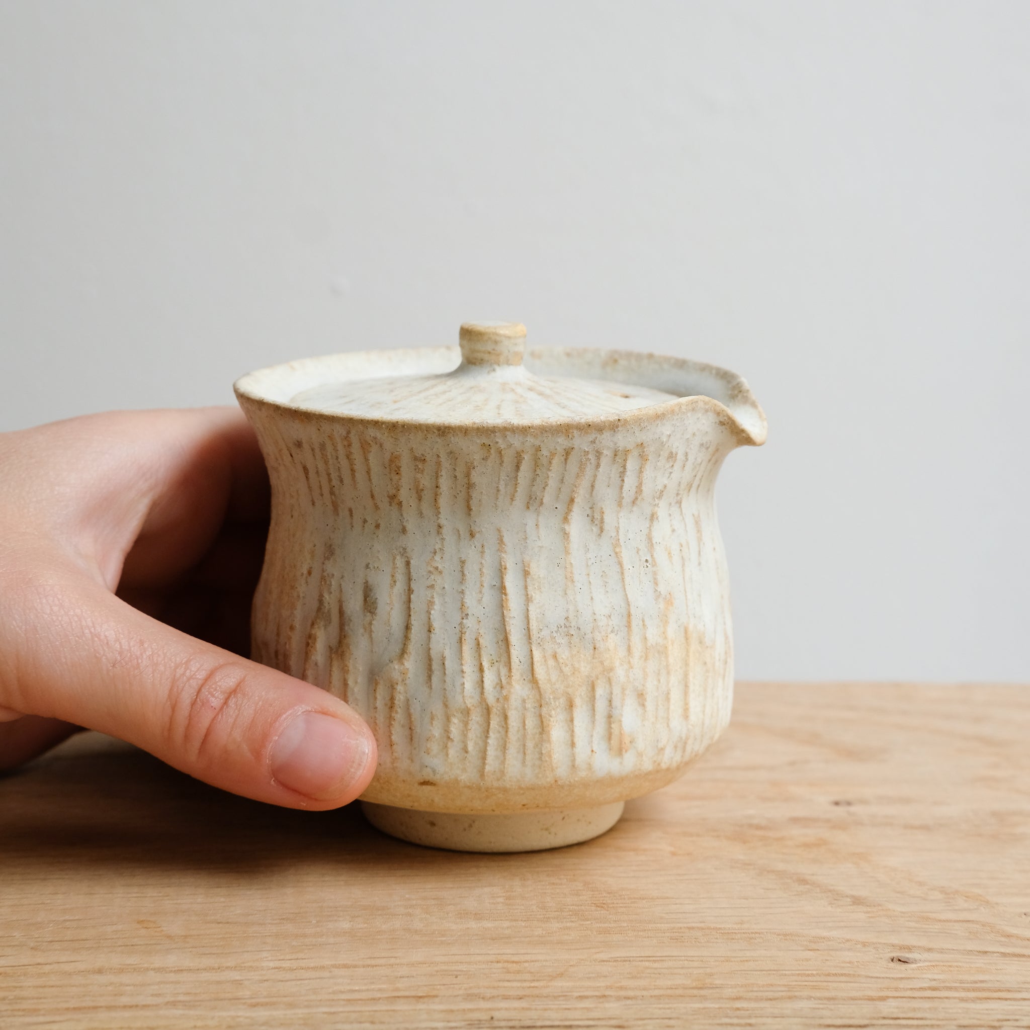 Théière japonaise en grès 150 ml - blanc de Maya Carves chez Brutal Ceramics