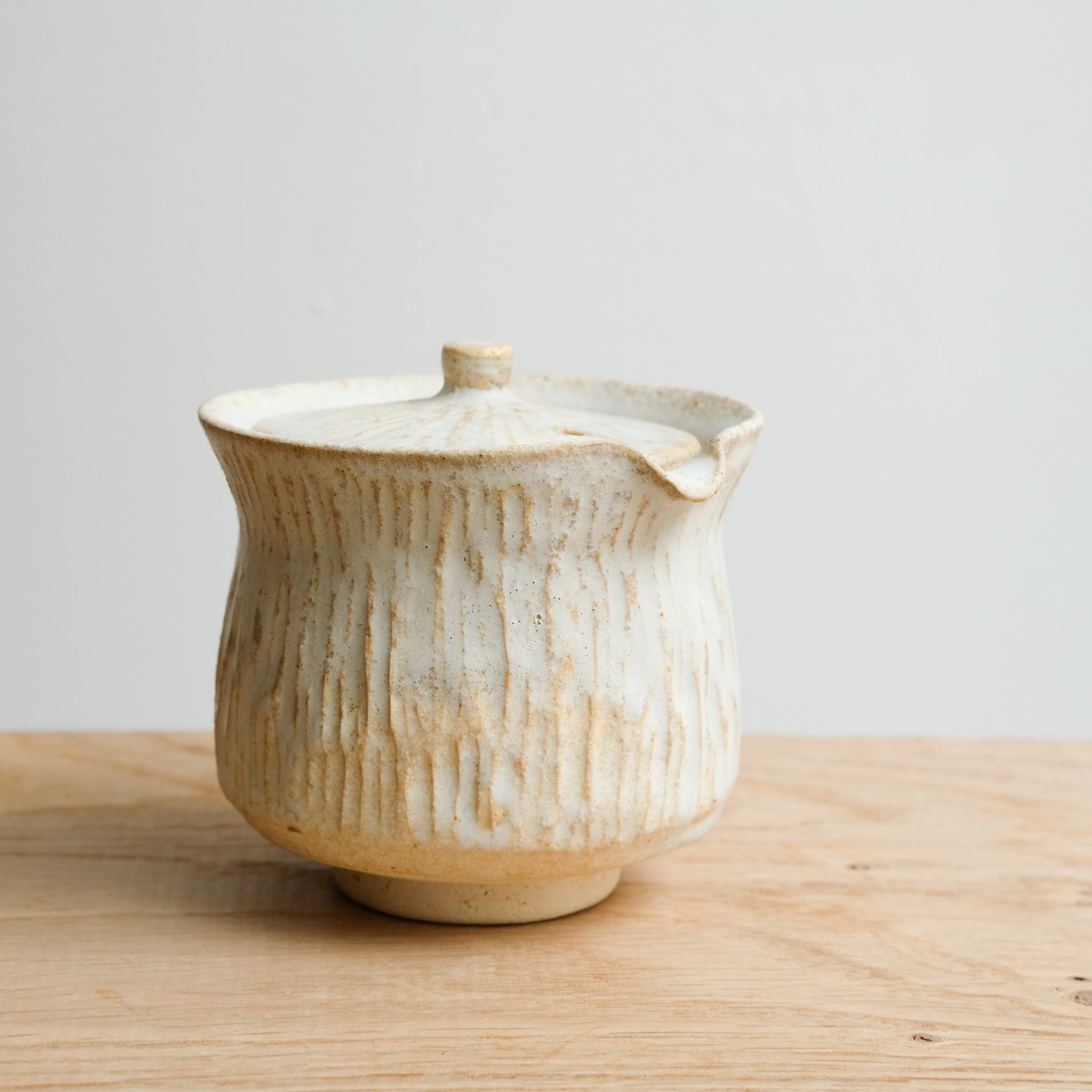 Théière japonaise en grès 150 ml - blanc de Maya Carves chez Brutal Ceramics
