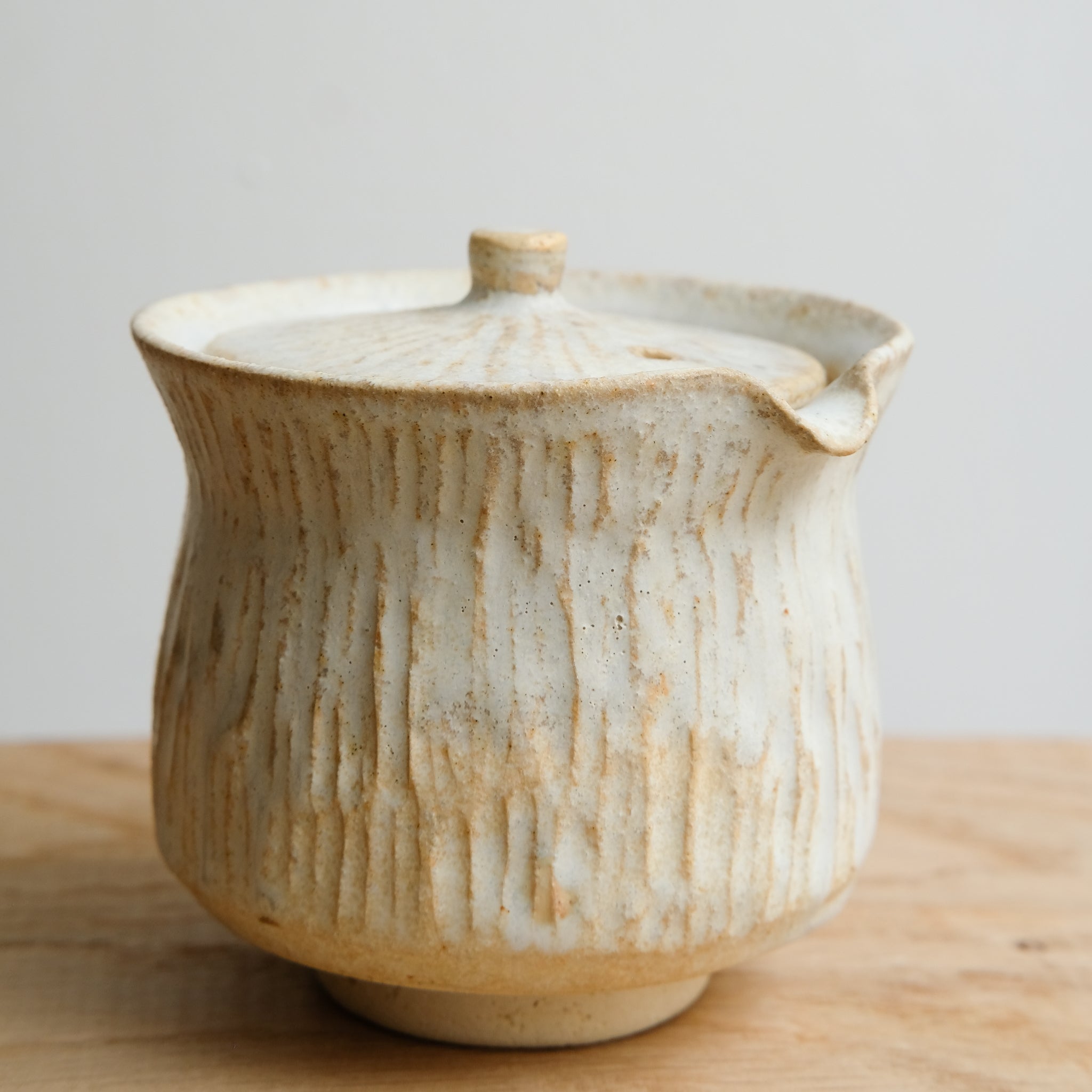 Théière japonaise en grès 150 ml - blanc de Maya Carves chez Brutal Ceramics