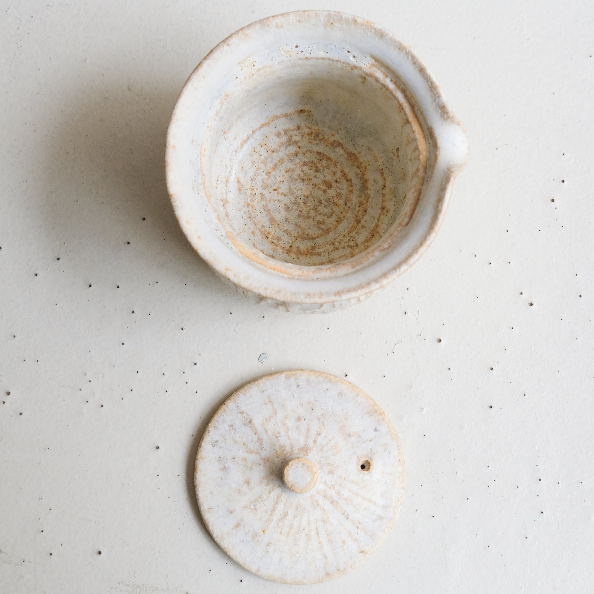 Théière japonaise en grès 150 ml - blanc de Maya Carves chez Brutal Ceramics