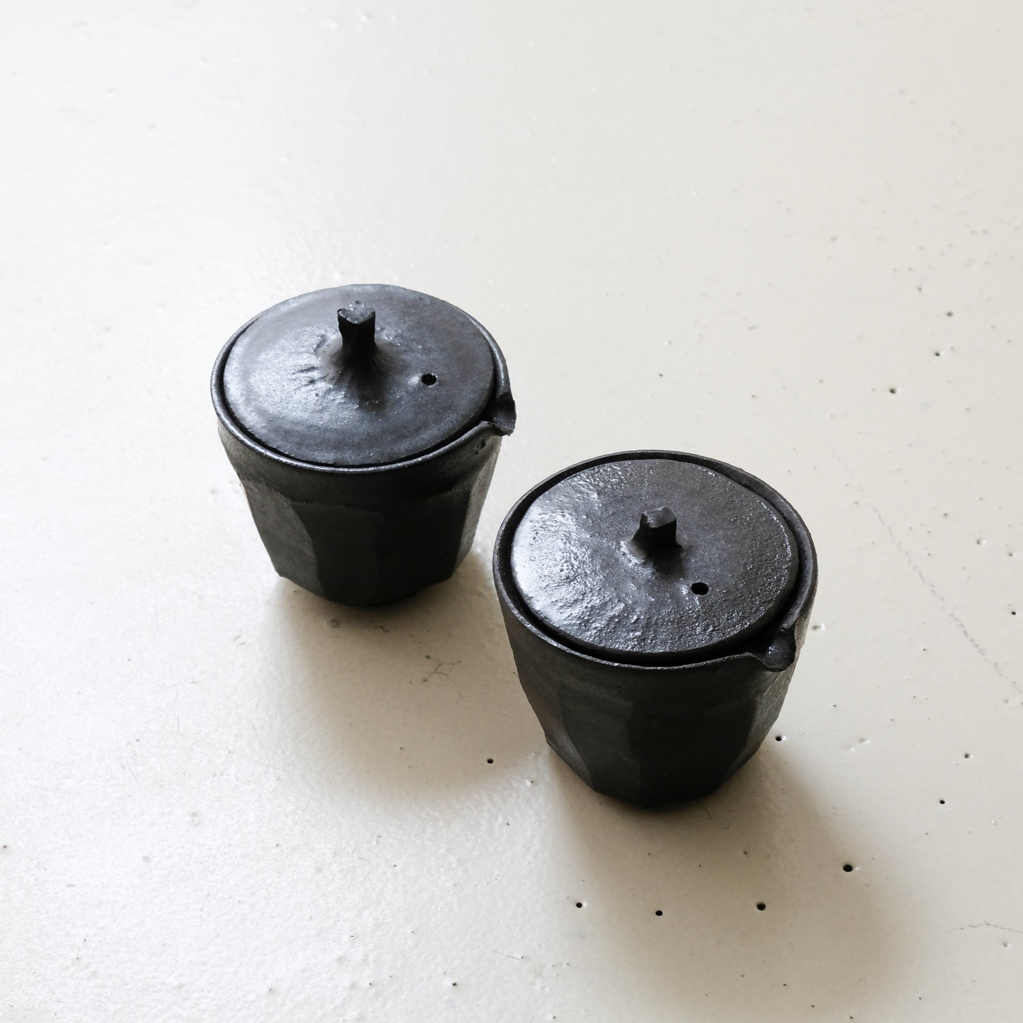Théière japonaise en grès noir 140 ml - noir de Maya Carves chez Brutal Ceramics
