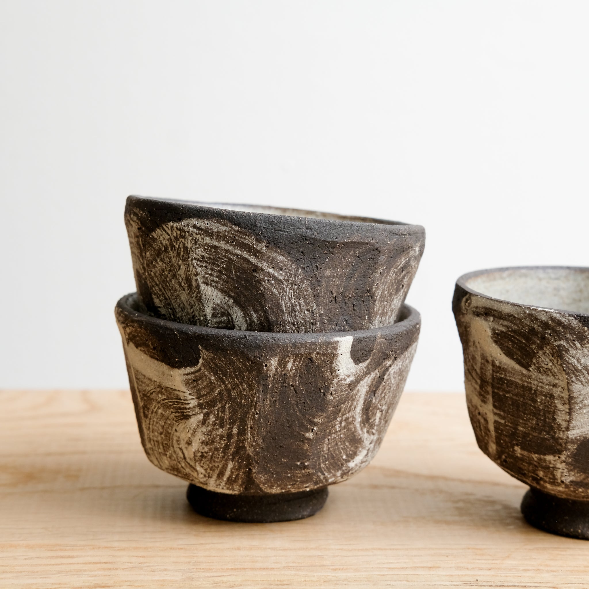 Tasse en grès noir 70 ml - noir brut et blanc de Maya Carves chez Brutal Ceramics