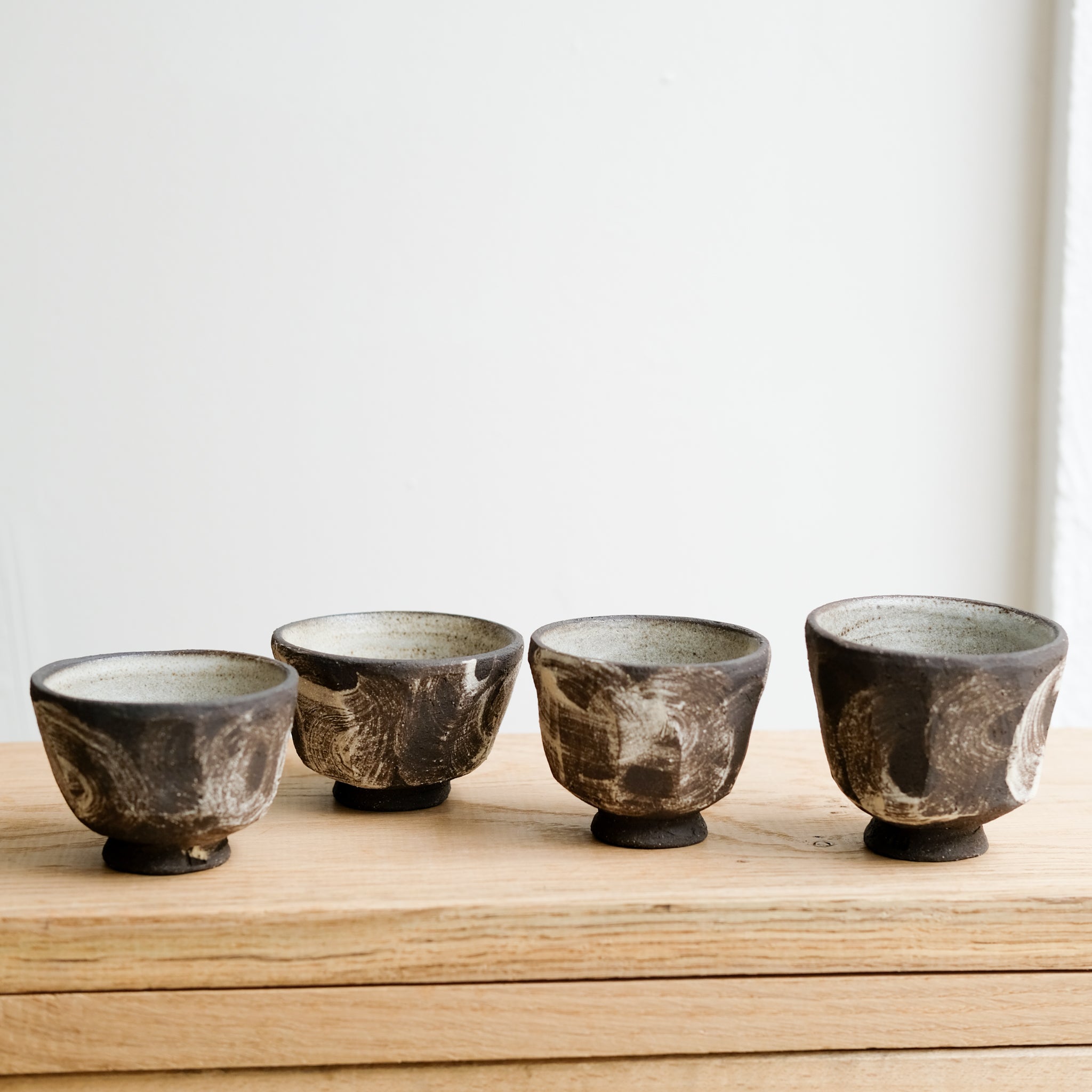 Tasse en grès noir 70 ml - noir brut et blanc de Maya Carves chez Brutal Ceramics