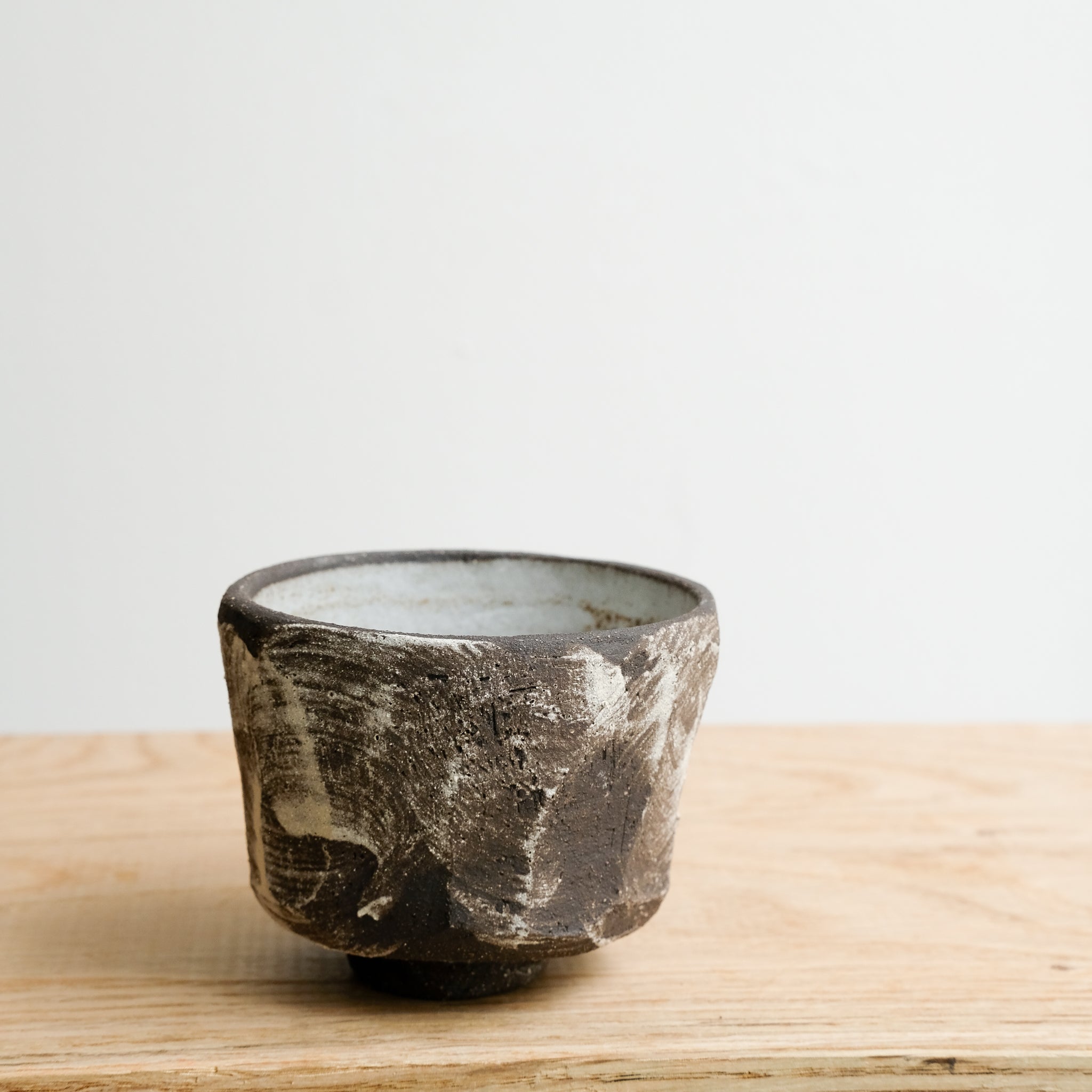 Tasse en grès noir 125 ml - noir brut et blanc de Maya Carves chez Brutal Ceramics