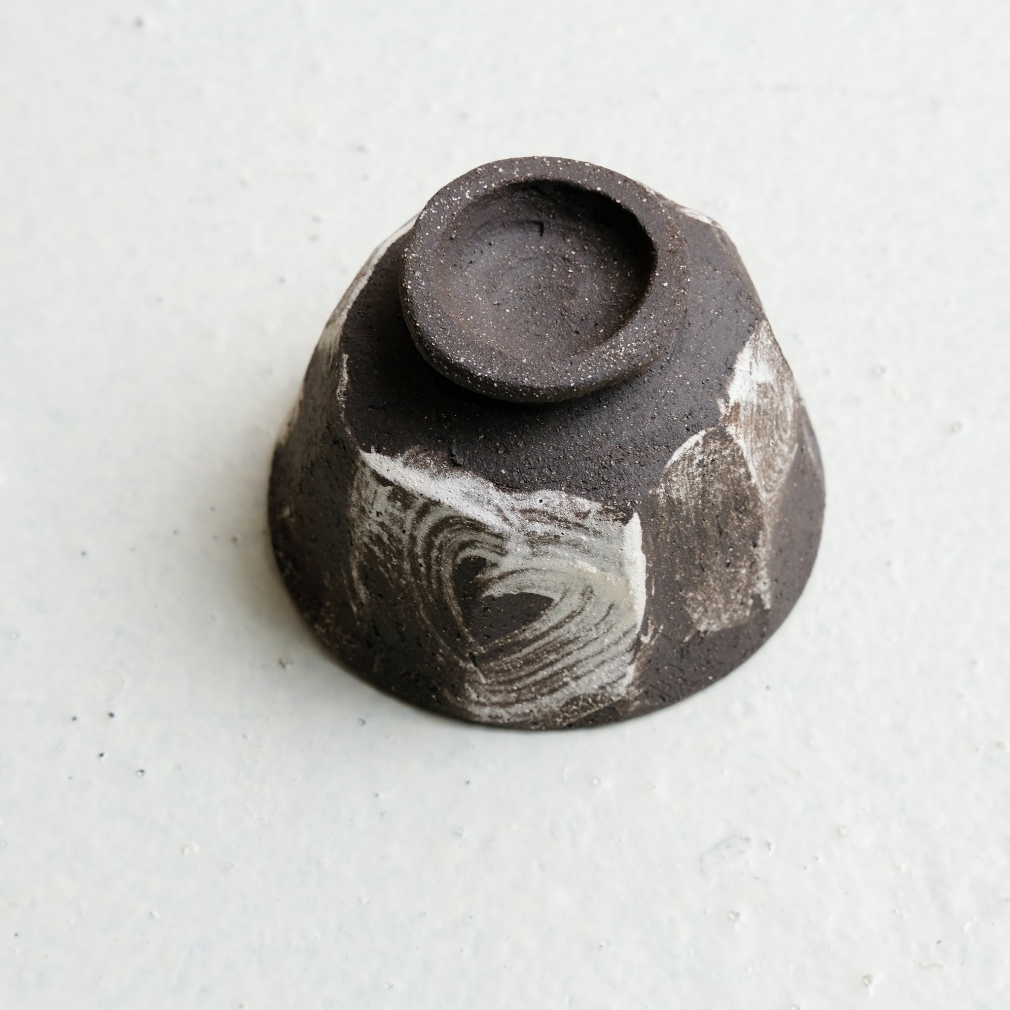 Tasse en grès noir 125 ml - noir brut et blanc de Maya Carves chez Brutal Ceramics
